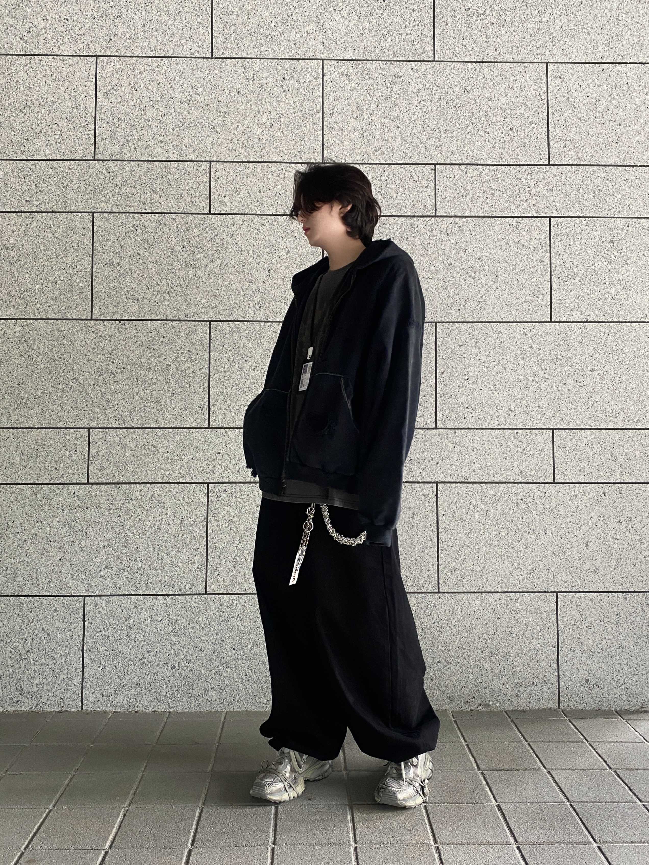 Nonnod x Shinsegae Distressed Zip-Up Hoodie Washed Black, Balenciaga 3XL Sneakers Light Beige 착용 스타일 - 2