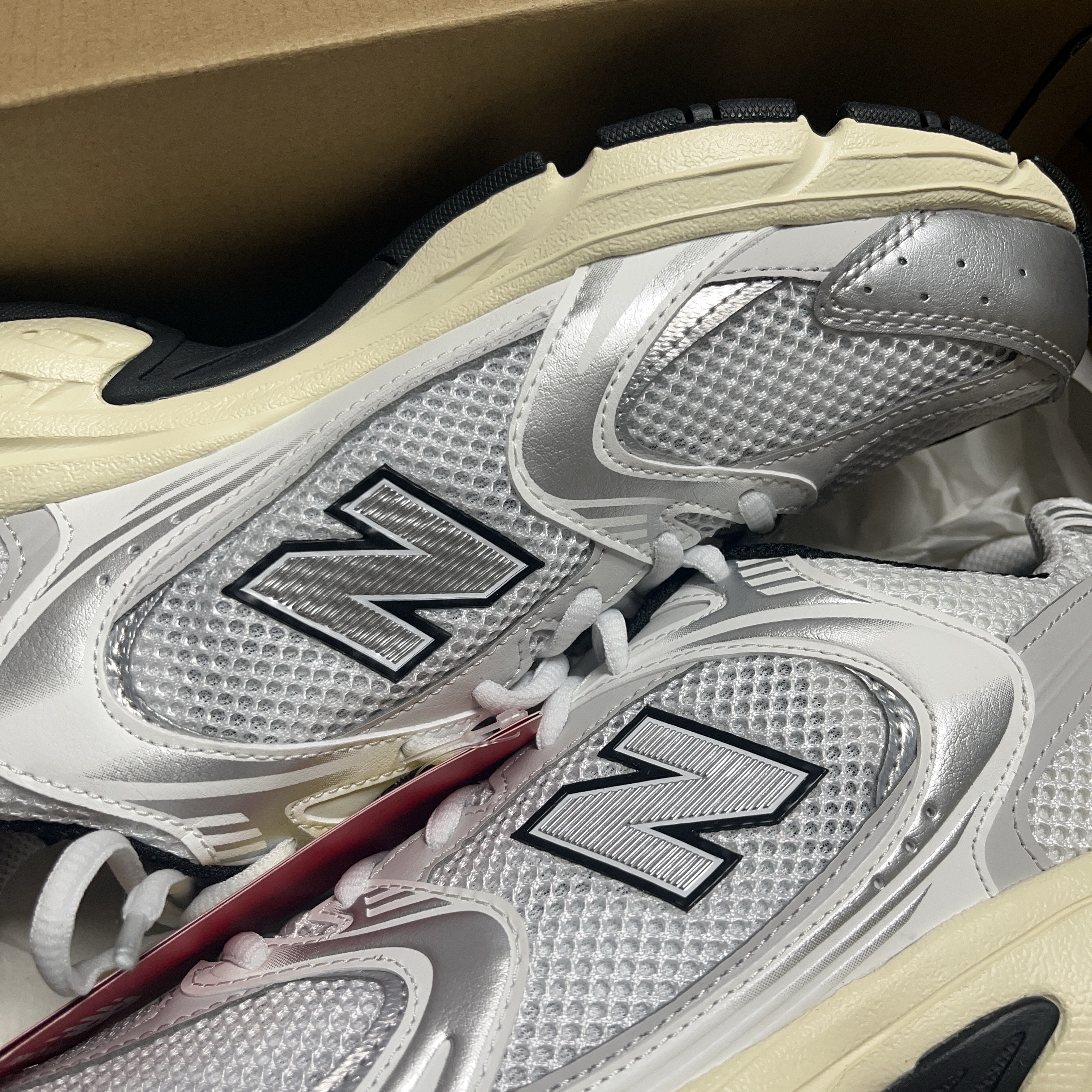 New Balance 530 Silver Cream 착용 스타일