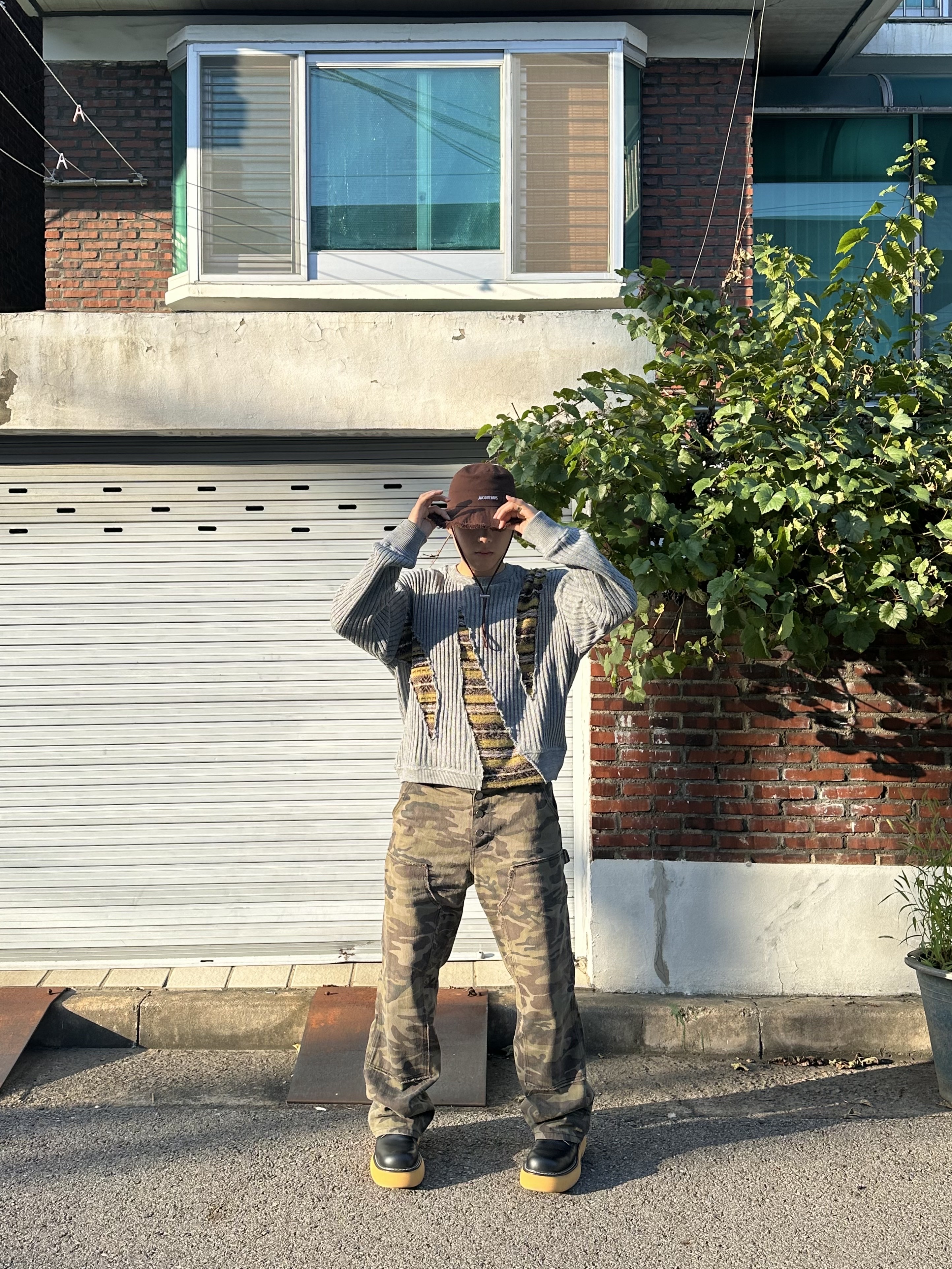 Jacquemus Le Bob Artichaut Bucket Hat Brown 착용 스타일 - 2