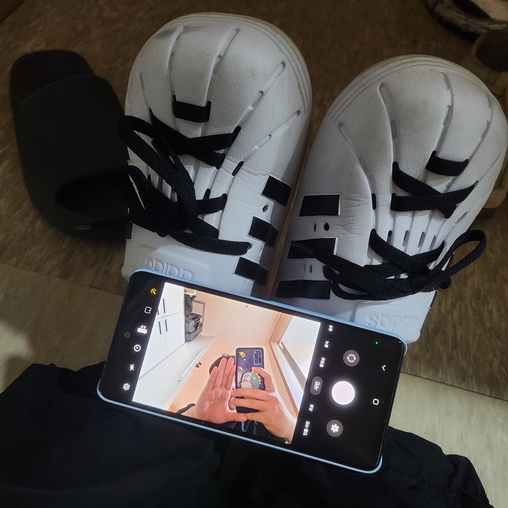 Adidas Adilette Clog White Black 착용 스타일 - 2