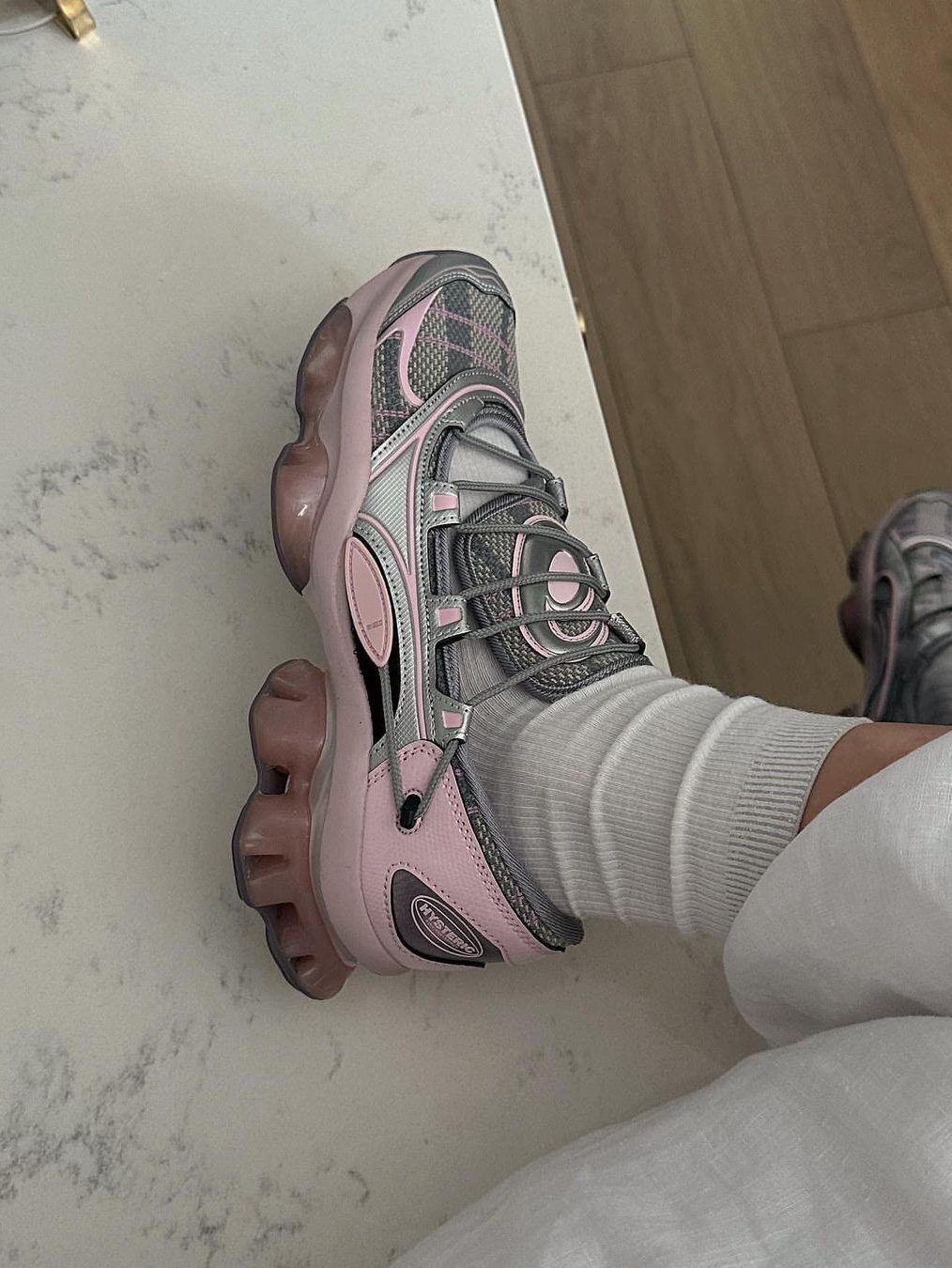 Nike x Jacquemus Air Humara LX Pink Flash, (W) Adidas Gazelle Bold Pink Glow Victory Blue 착용 스타일 - 4