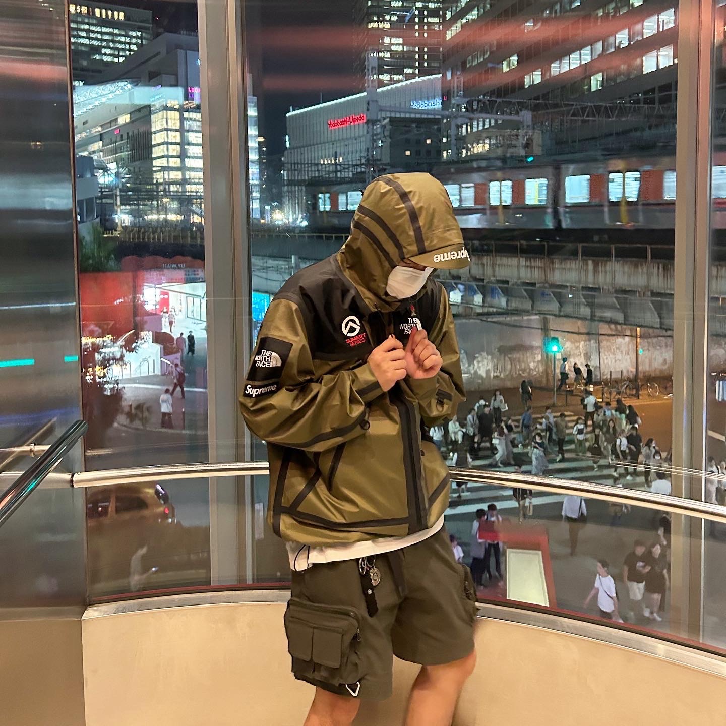 Supreme x The North Face Summit Series Outer Tape Seam Jacket Olive - 21SS, Stussy Melted T-Shirt White 착용 스타일 - 2