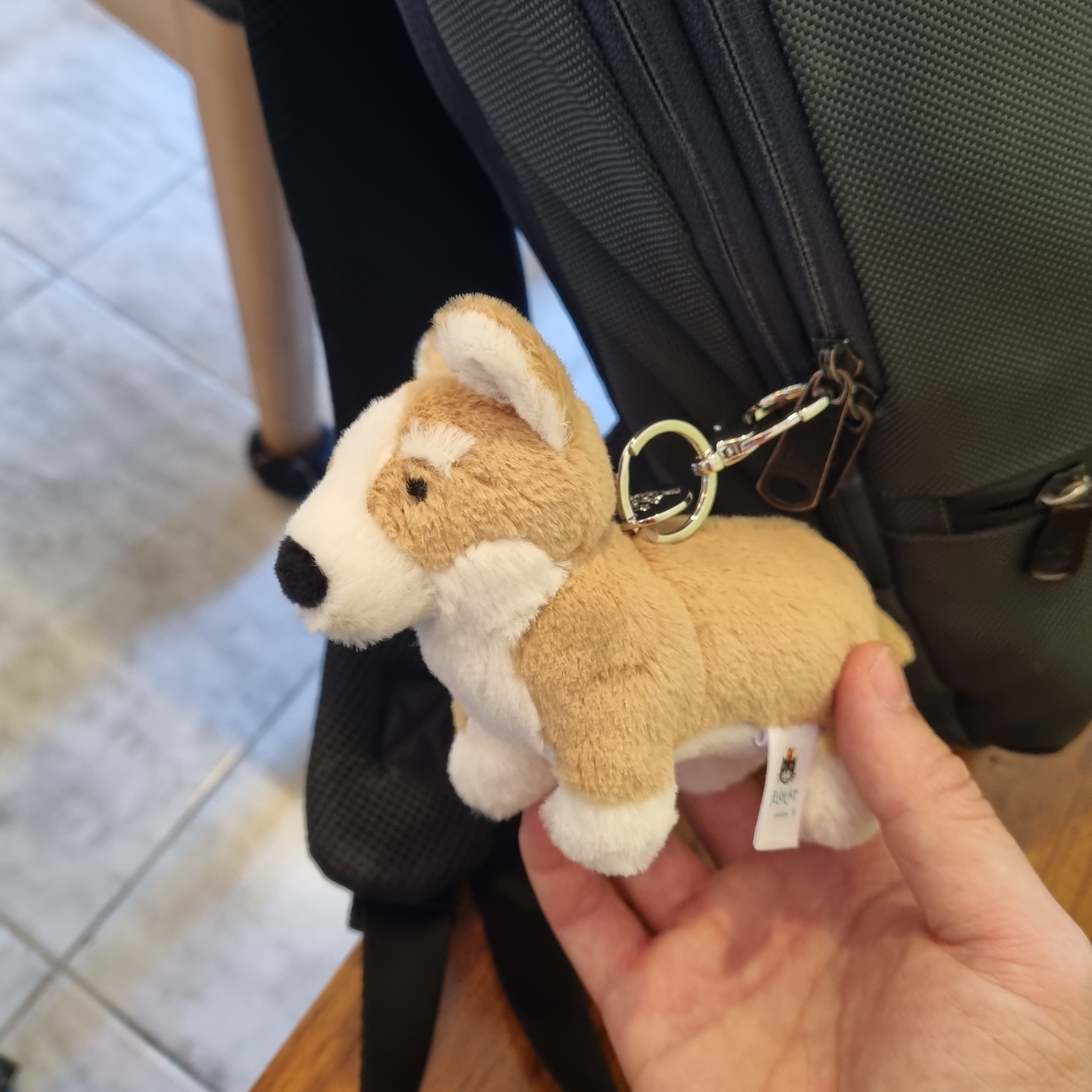 Jellycat Betty Corgi Bag Charm Honey 착용 스타일 - 1