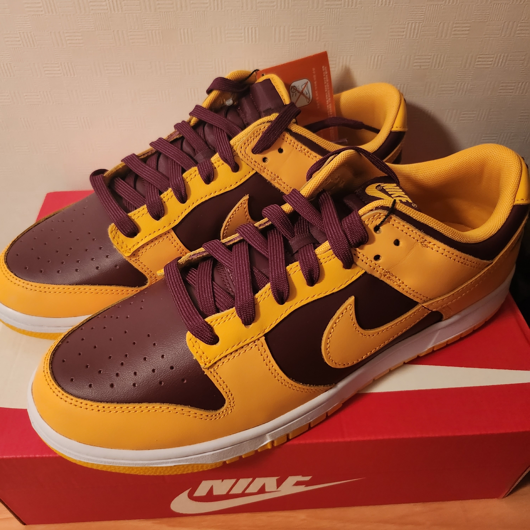 Nike Dunk Low Retro University Gold and Deep Maroon 착용 스타일 - 1