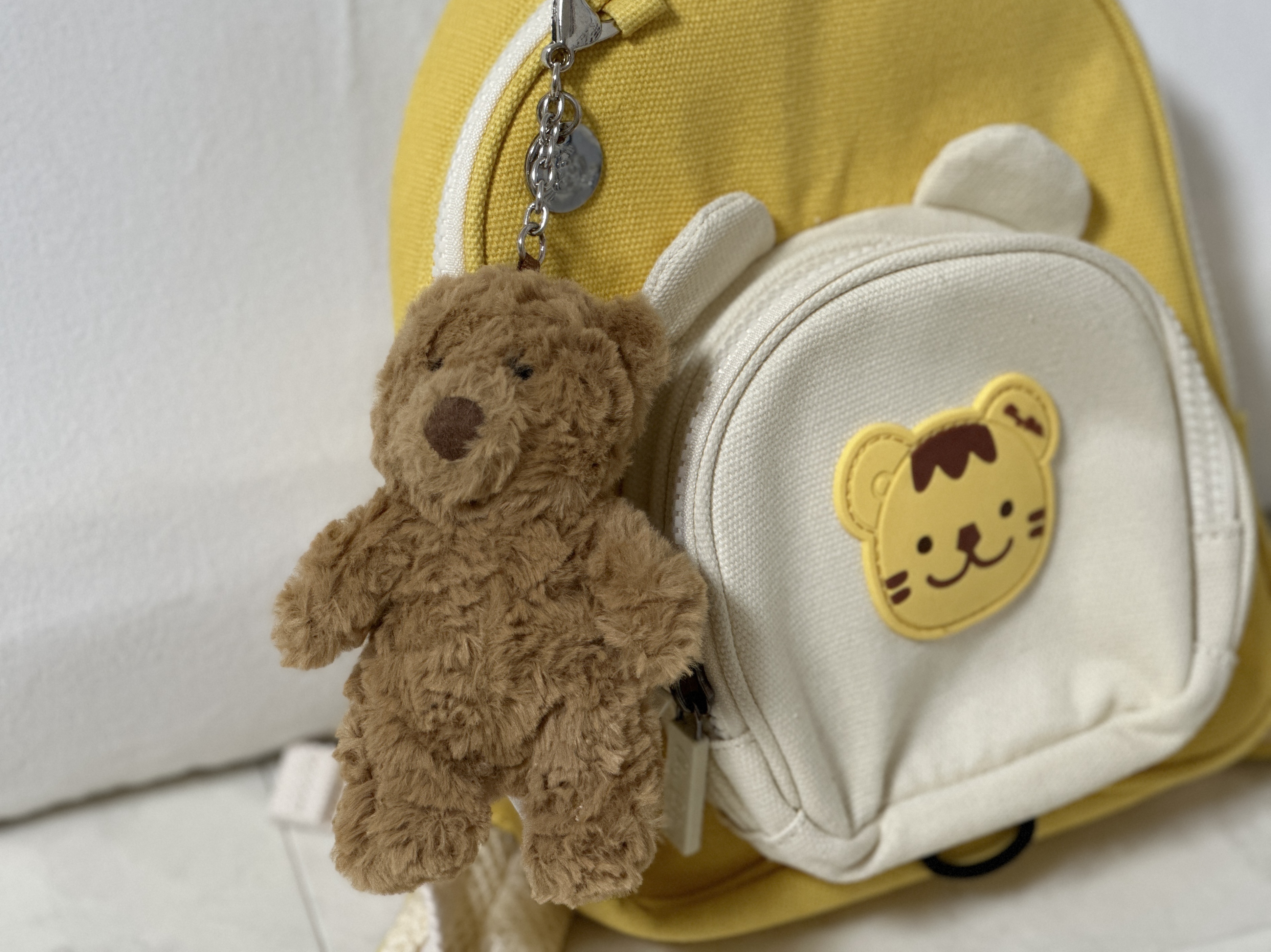 Jellycat Bartholomew Bear Bag Charm Brown 착용 스타일