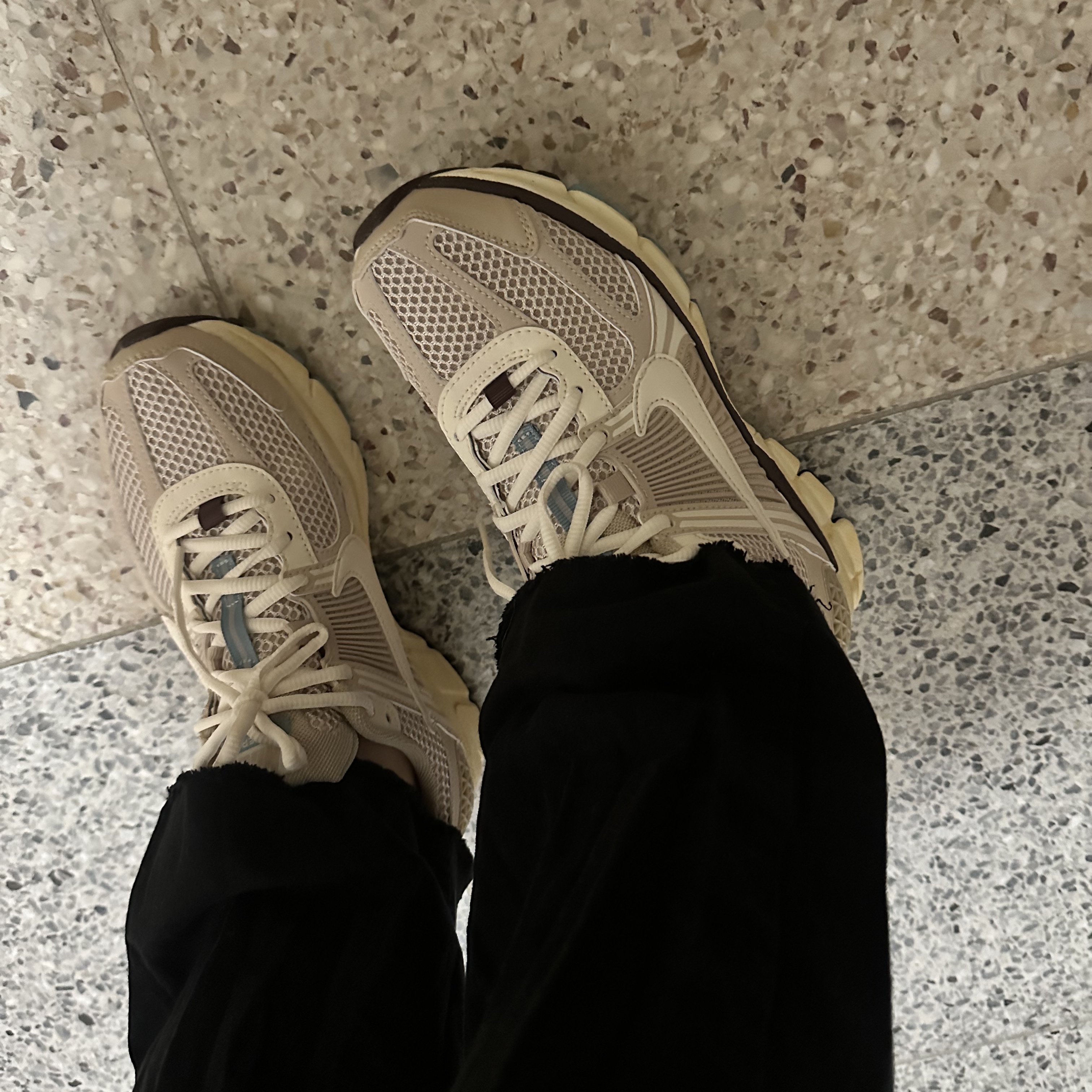 (W) Nike Zoom Vomero 5 Oatmeal 착용 스타일
