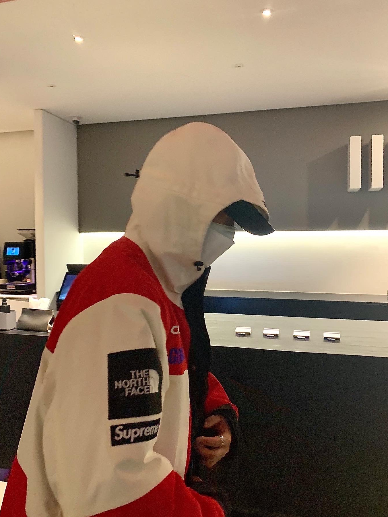 Supreme x The North Face Expedition Jacket White - 18FW 착용 스타일 - 2