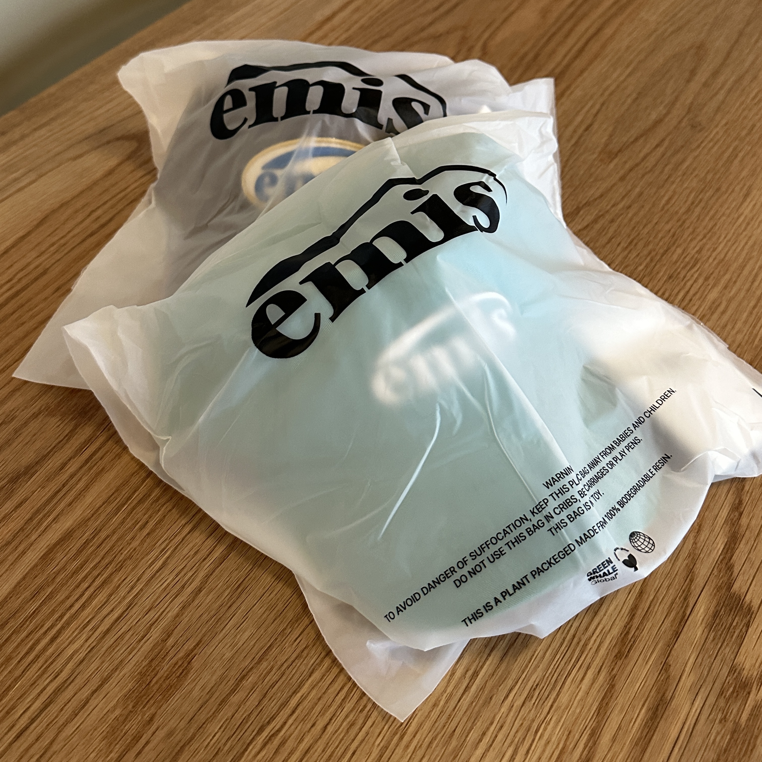 Emis New Logo Ball Cap Mint 착용 스타일