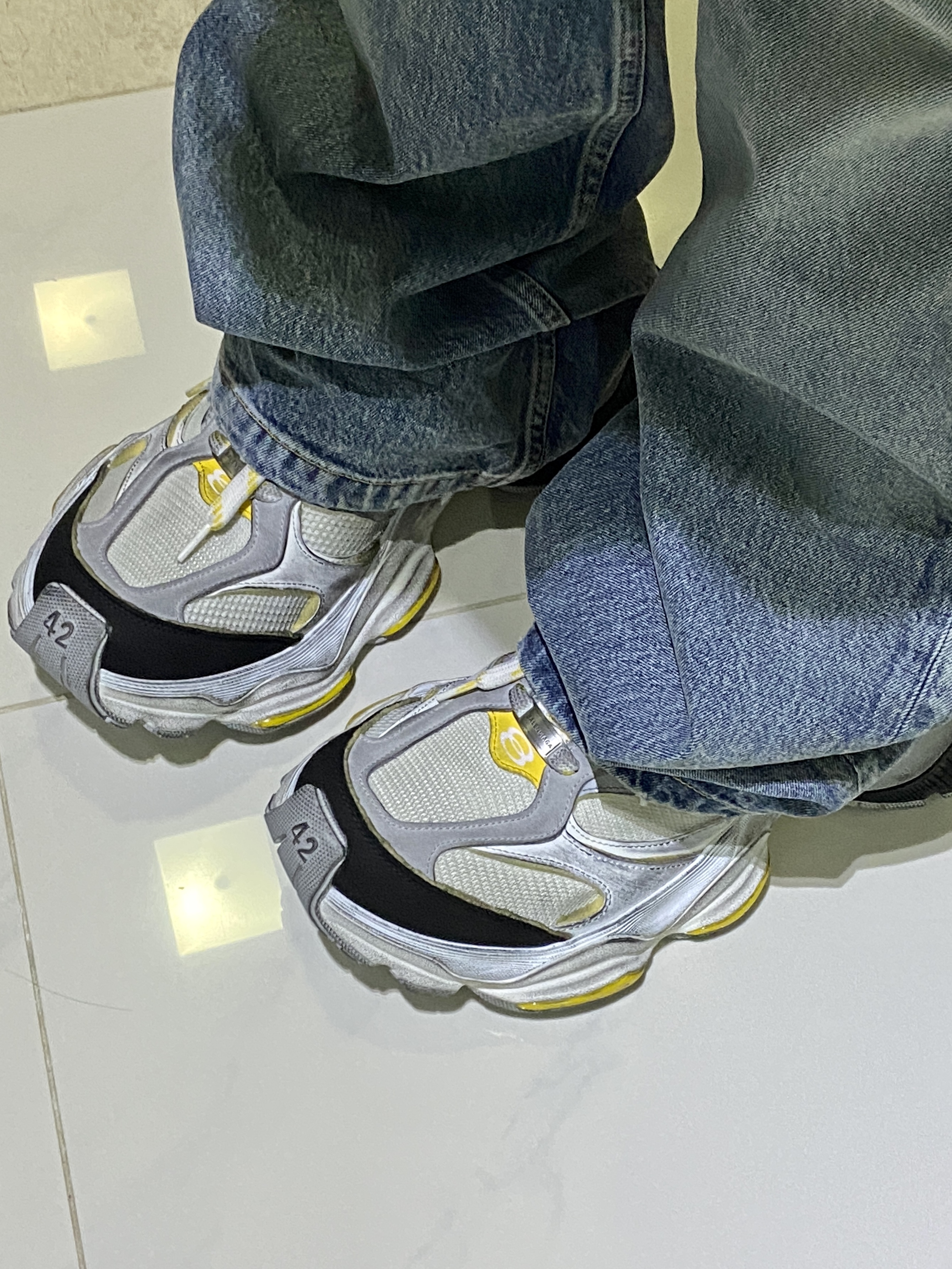 Balenciaga Cargo Sneakers Grey Black Yellow, Balenciaga Offshore Long Sleeve Oversized T-Shirt Black Faded 착용 스타일 - 3