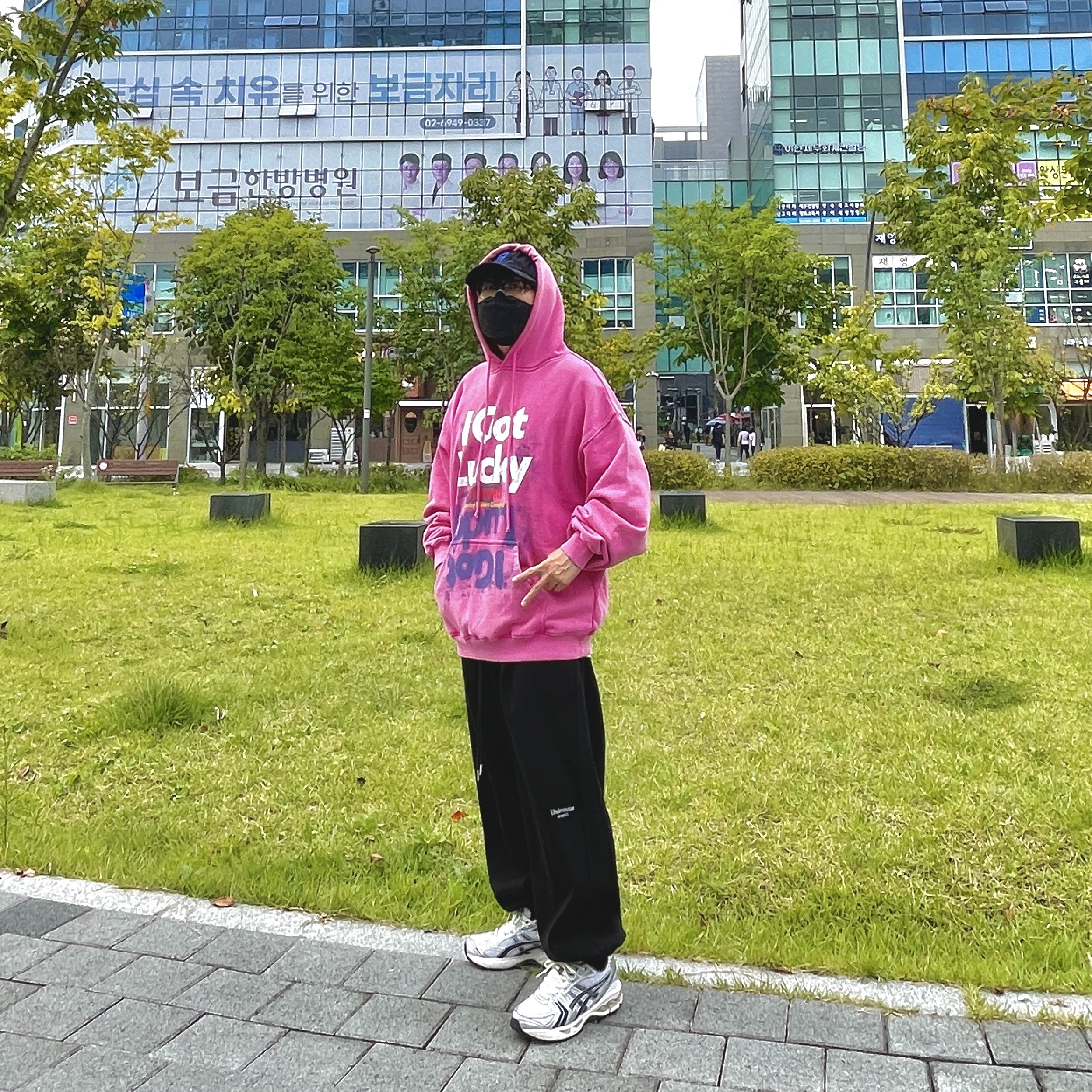Undermycar Mu.03 Anti Fxxking Logo Play Oversized Sweat Jogger Black, Asics x JJJJound Gel-Kayano 14 Silver Black 착용 스타일