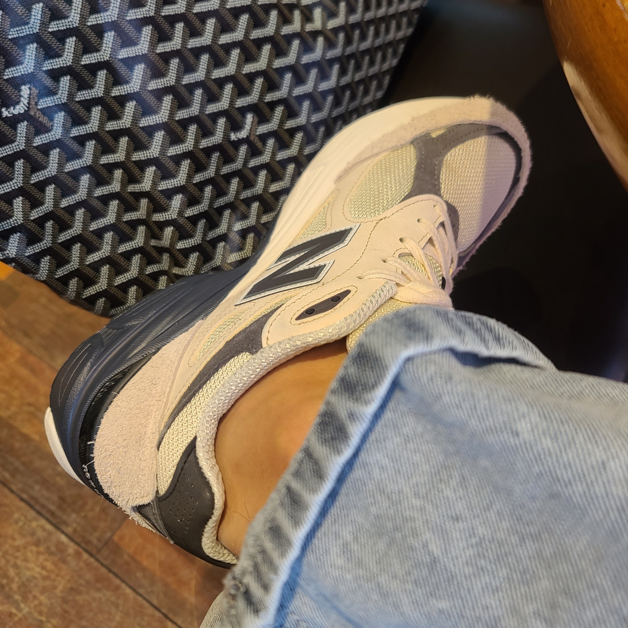 New Balance 990v3 Made in USA Moonbeam Macadamia Nut, Goyard Saint Louis PM Bag Black Tan 착용 스타일