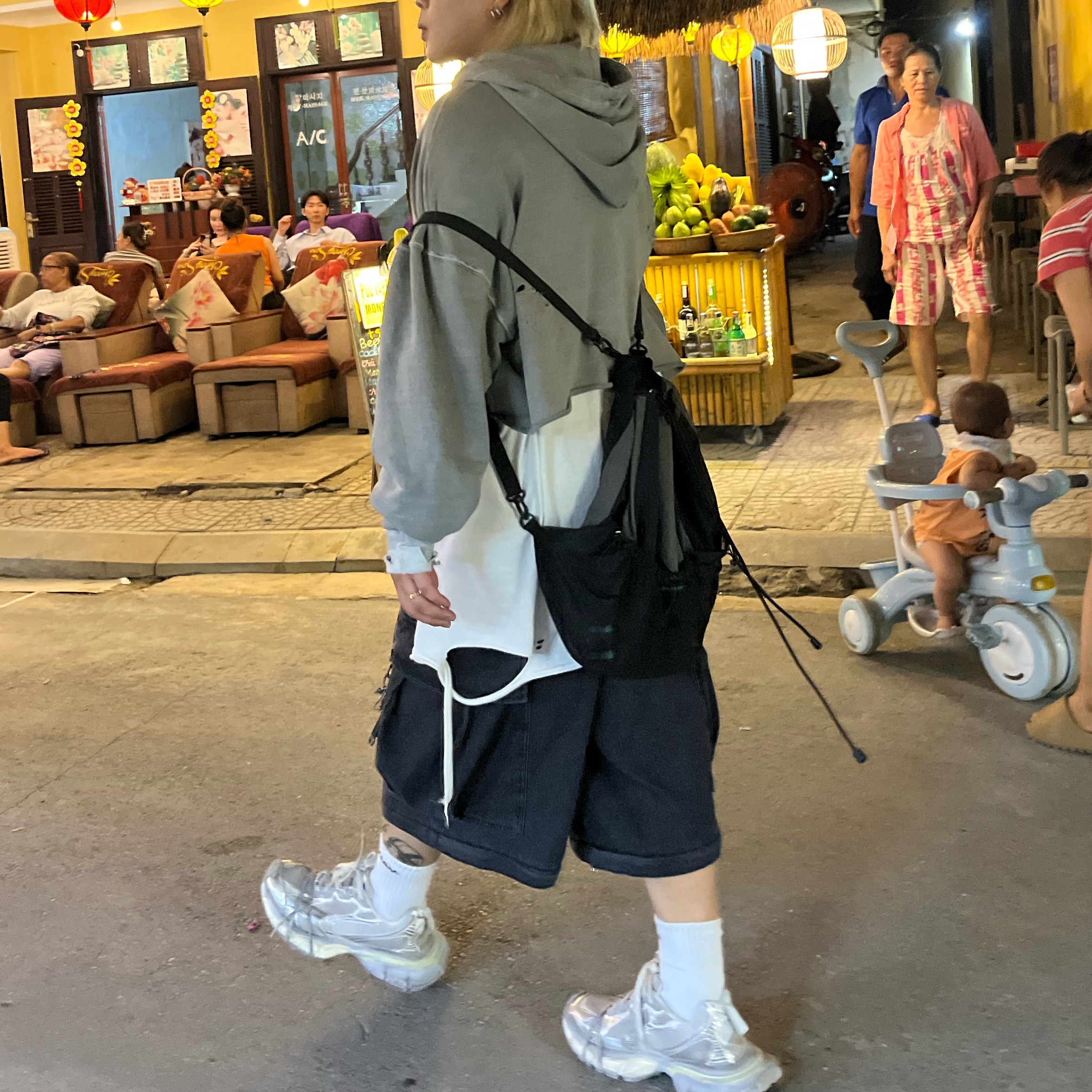 Balenciaga 3XL Sneakers Light Beige 착용 스타일 - 2