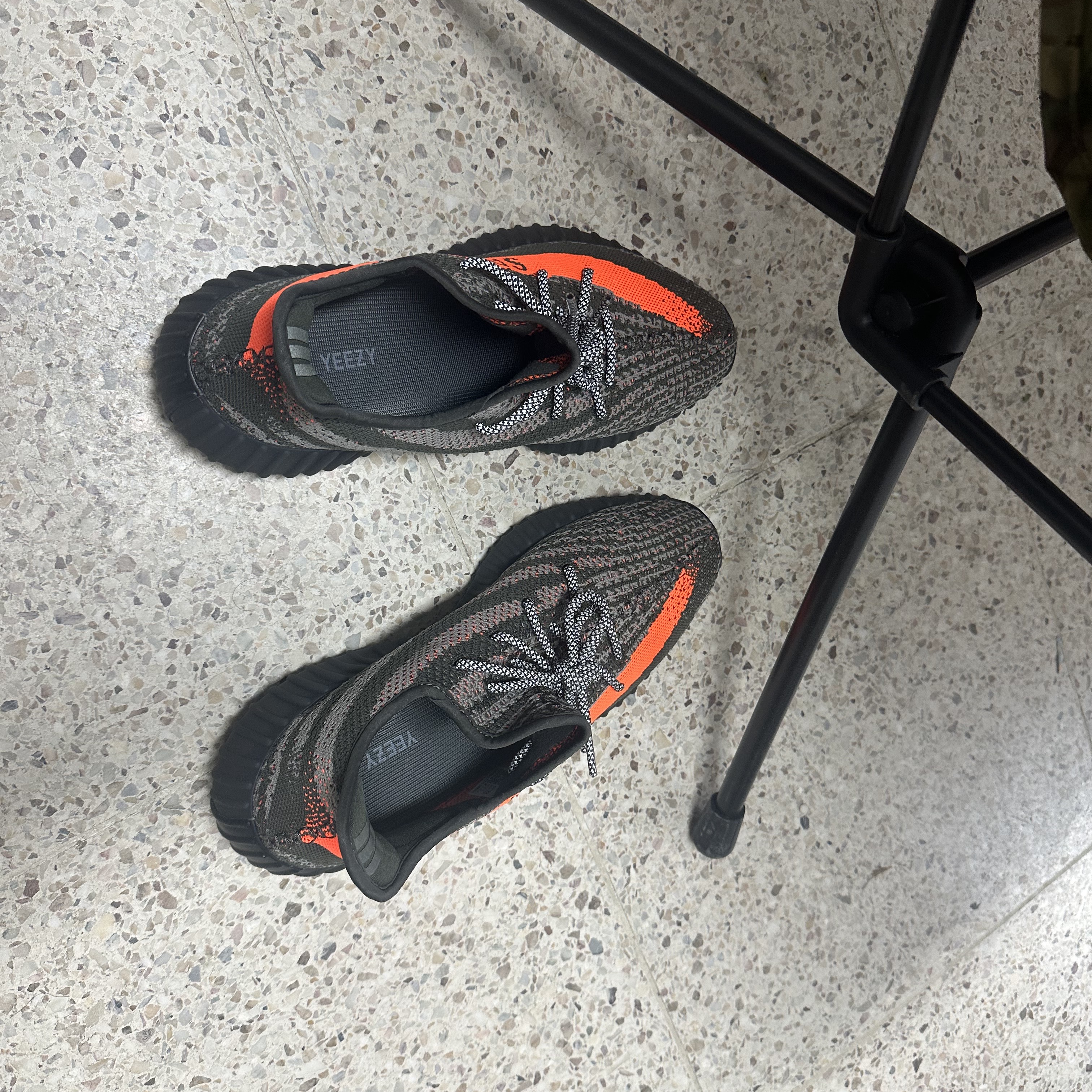 Adidas Yeezy Boost 350 V2 Carbon Beluga 착용 스타일