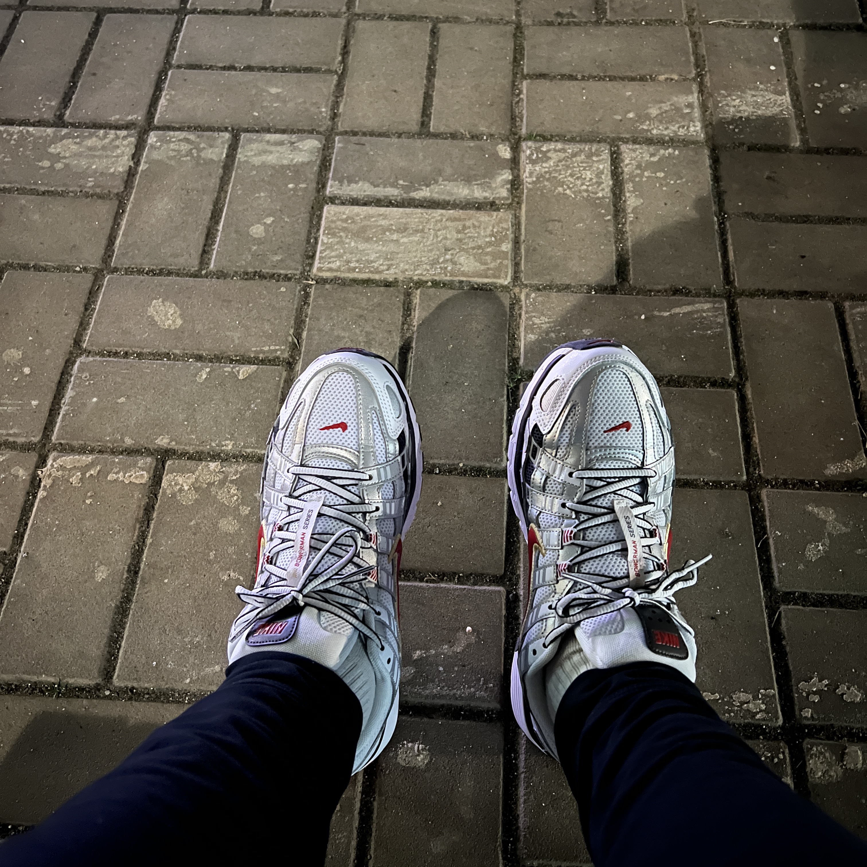 (W) Nike P-6000 Metallic Silver Red 착용 스타일