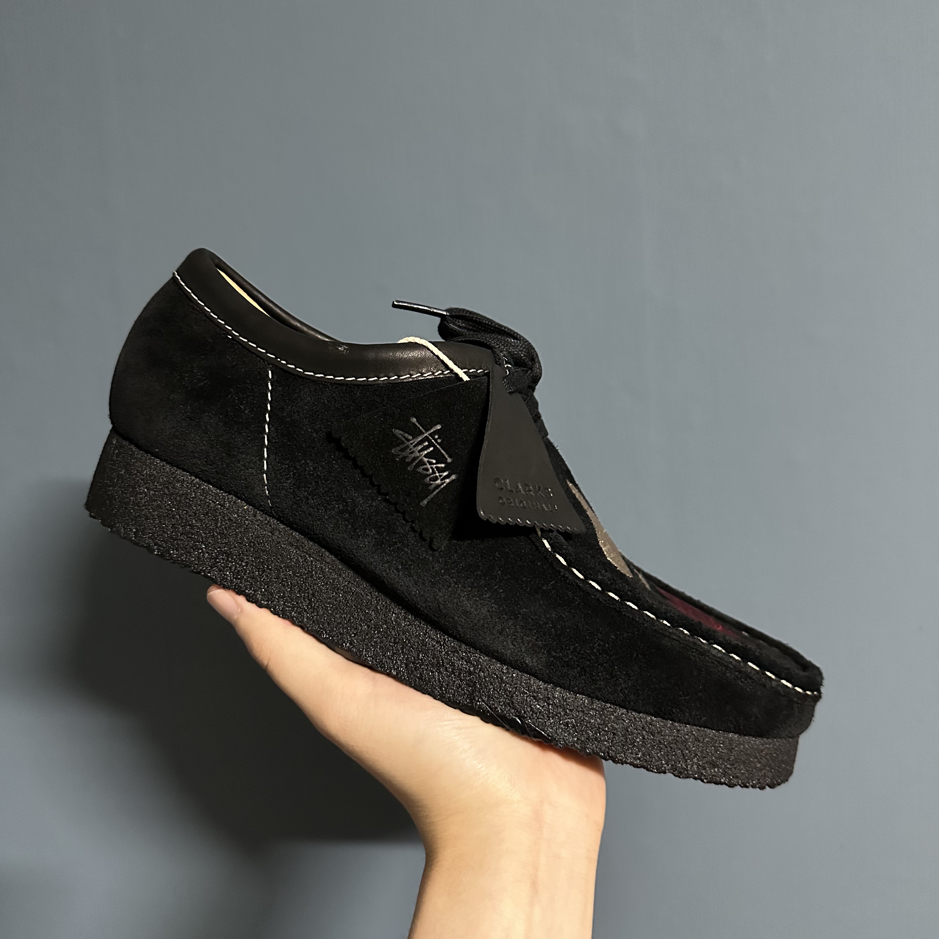 Clarks x Stussy Wallabee Black Suede 착용 스타일 - 1