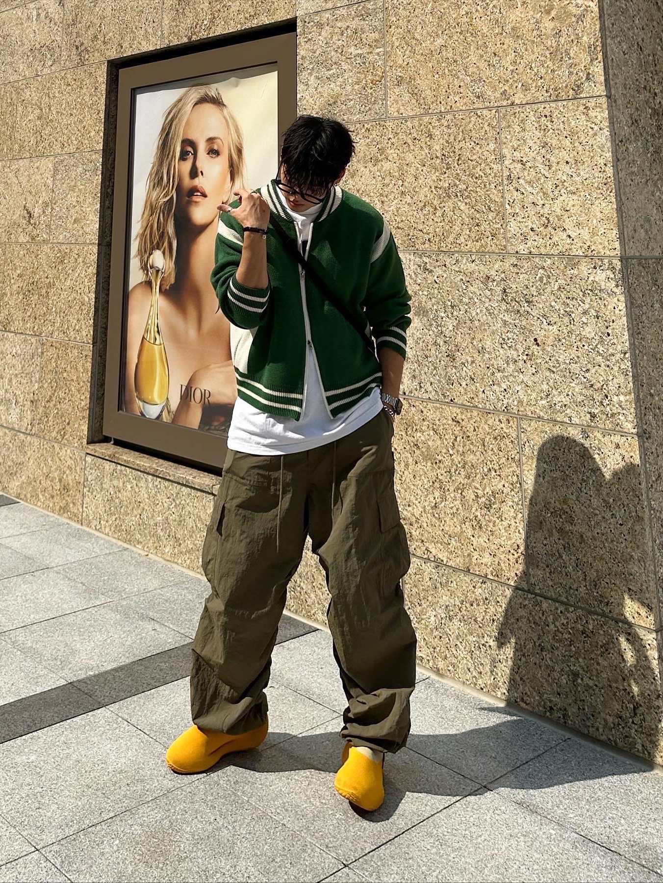 Adidas Yeezy Knit RNR Sulfur 착용 스타일 - 2