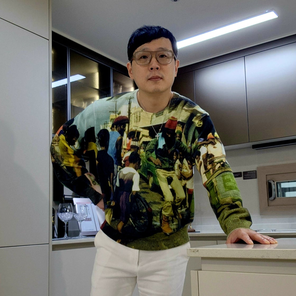 아저씨 잡지화보 같이 찍어봤어요?? | KREAM