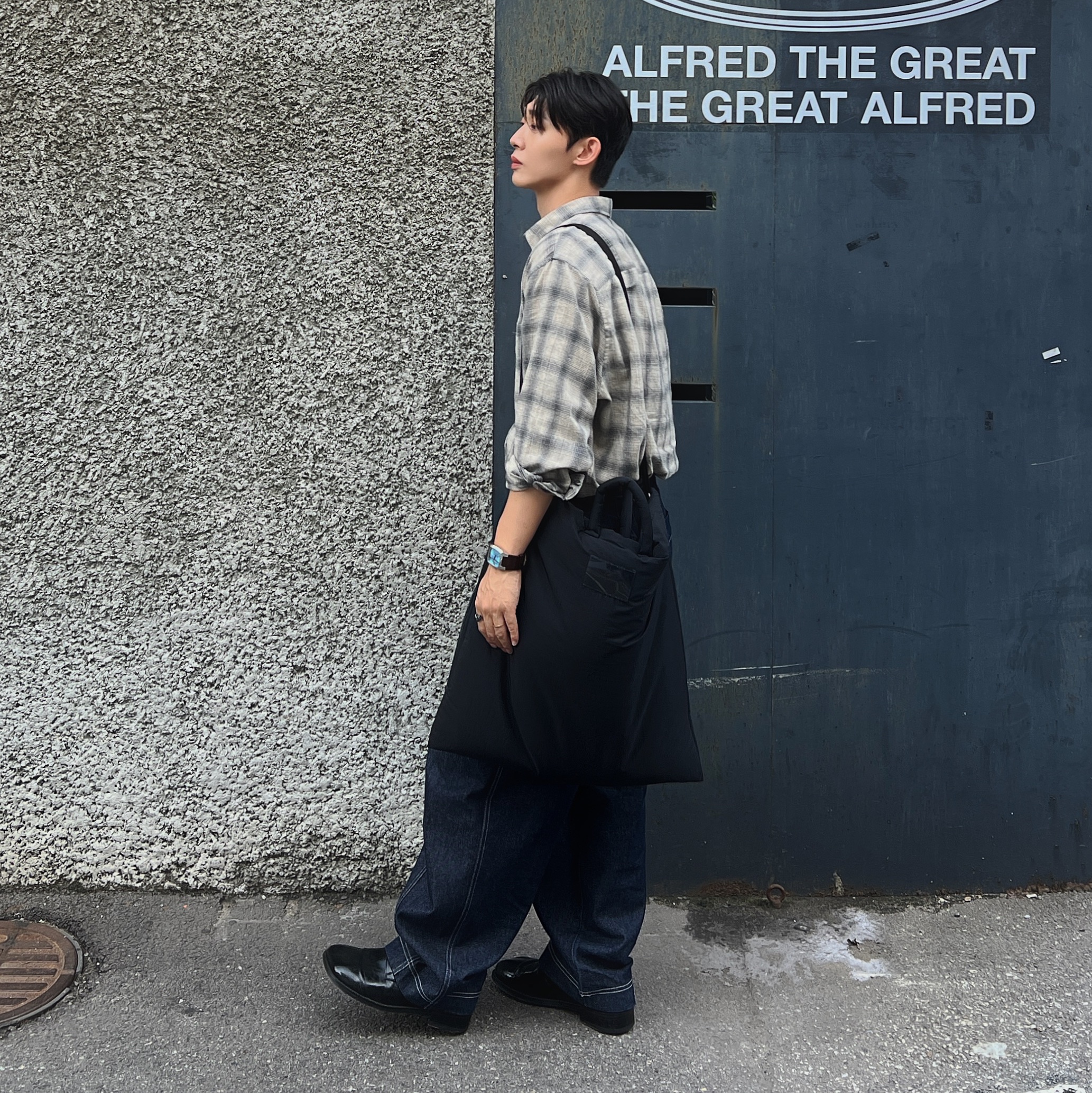 Our Legacy Flight Tote Black Dense Liquid Nylon 착용 스타일 - 1