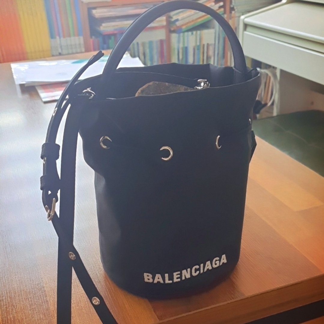 Balenciaga Wheel XS Drawstring Bucket Bag Black White 착용 스타일
