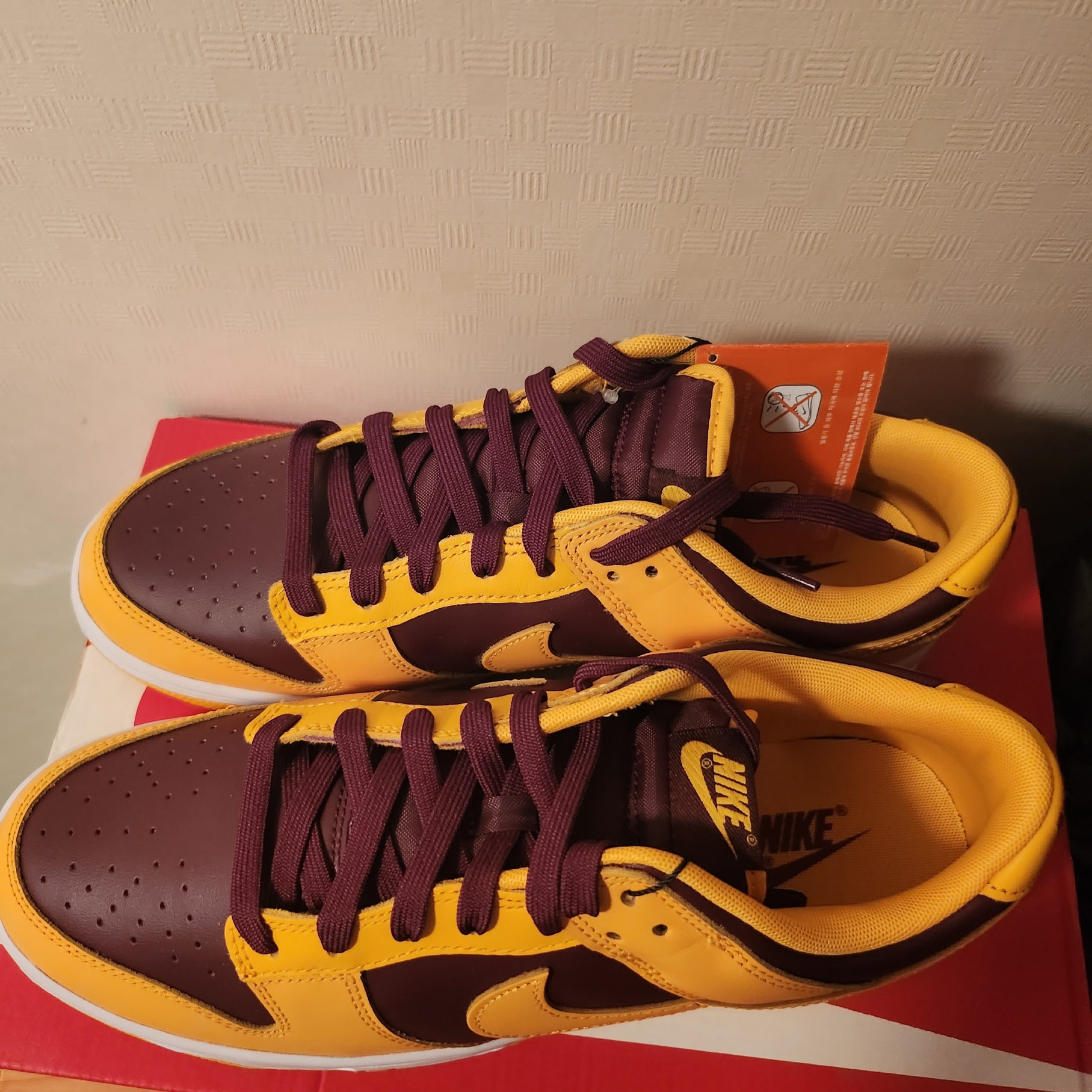 Nike Dunk Low Retro University Gold and Deep Maroon 착용 스타일 - 2