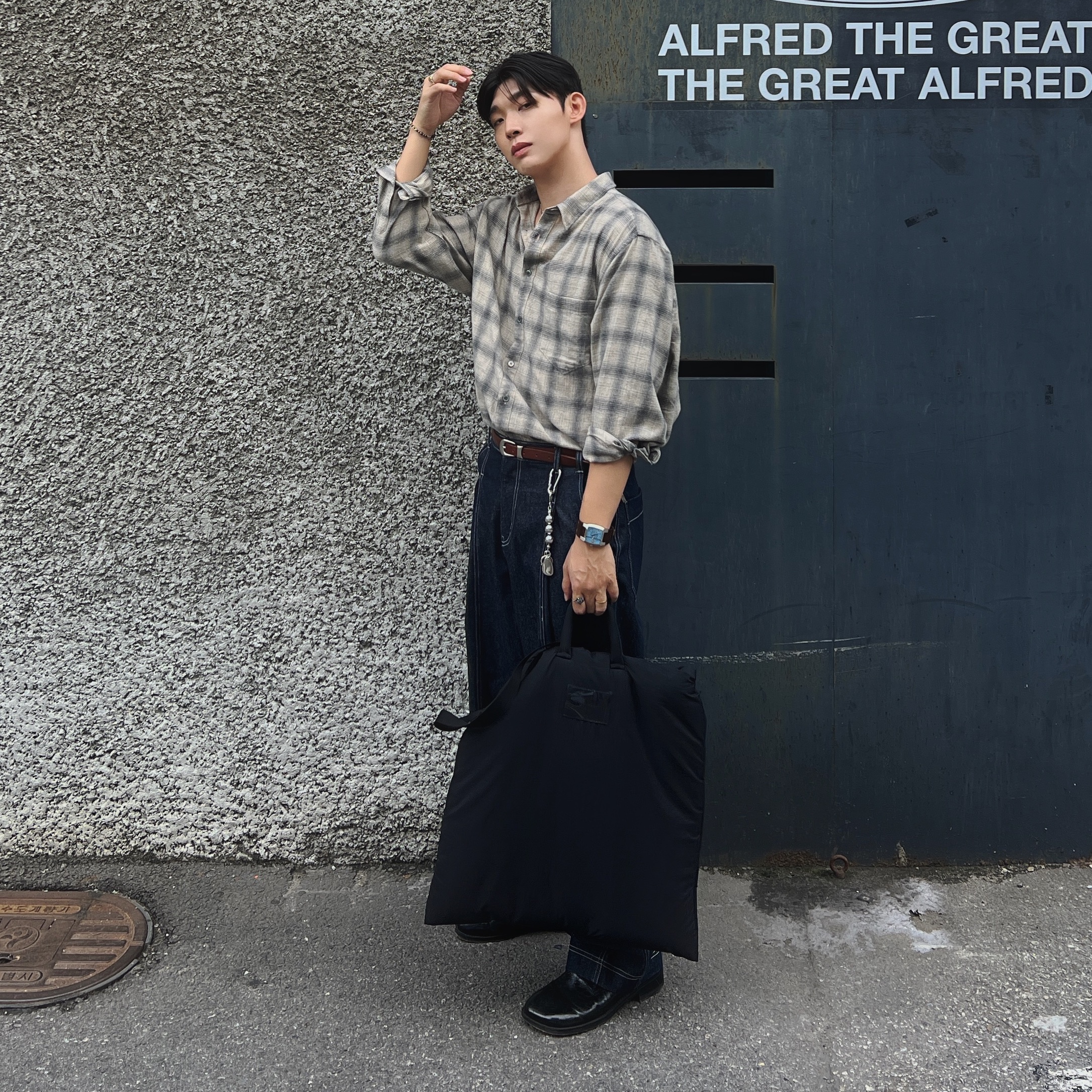 Our Legacy Flight Tote Black Dense Liquid Nylon 착용 스타일 - 2