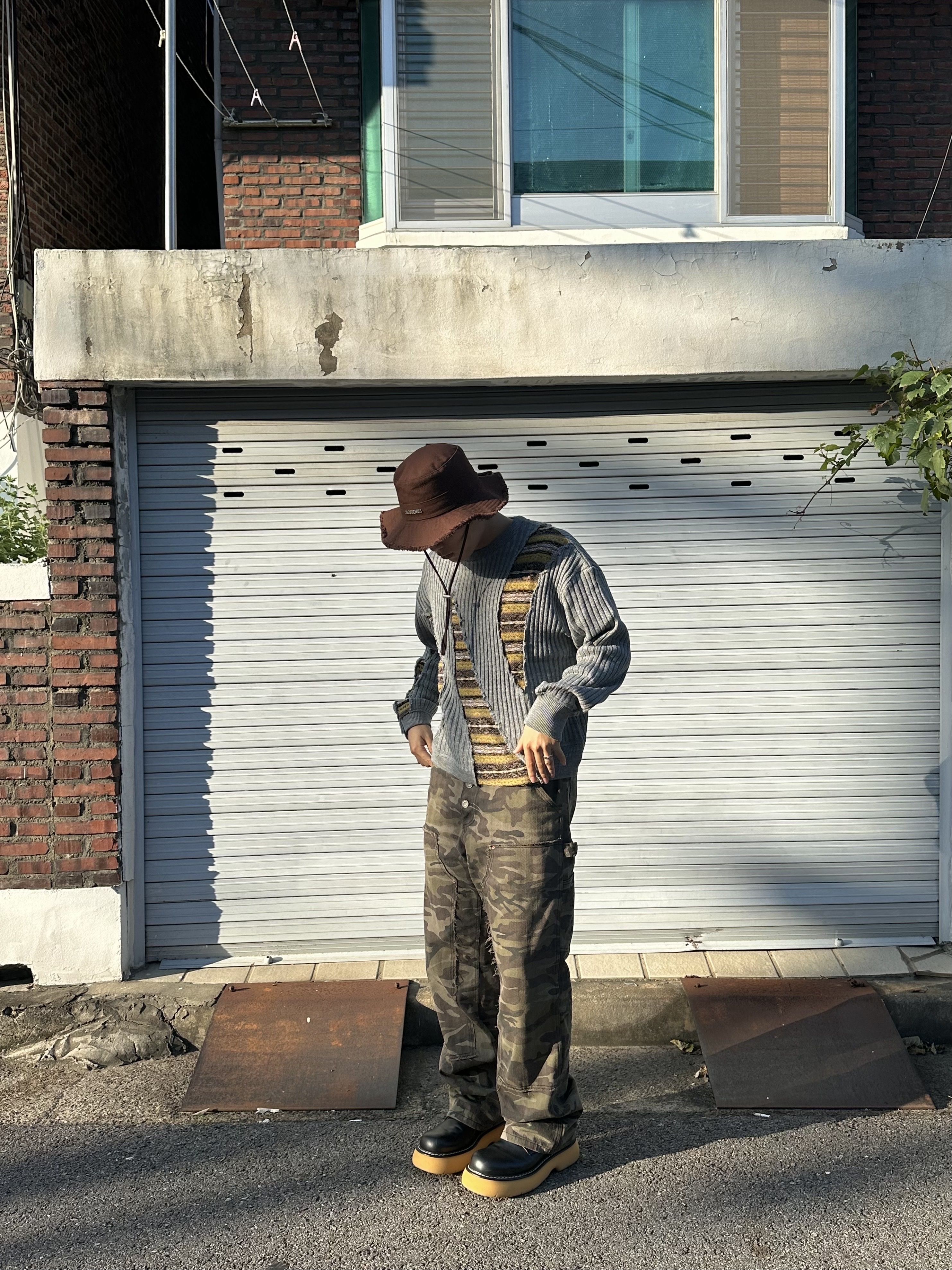 Jacquemus Le Bob Artichaut Bucket Hat Brown 착용 스타일 - 1