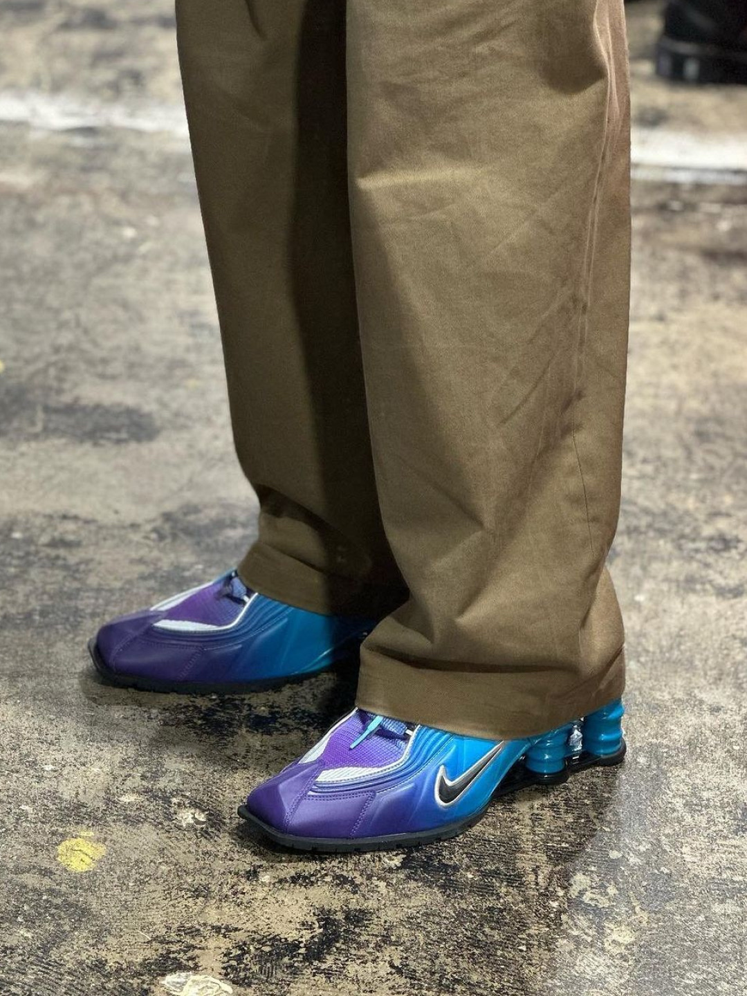 Nike x Martine Rose Shox MR4 Scuba Blue, Nike x Martine Rose Shox MR4 Safety Orange 착용 스타일 - 2