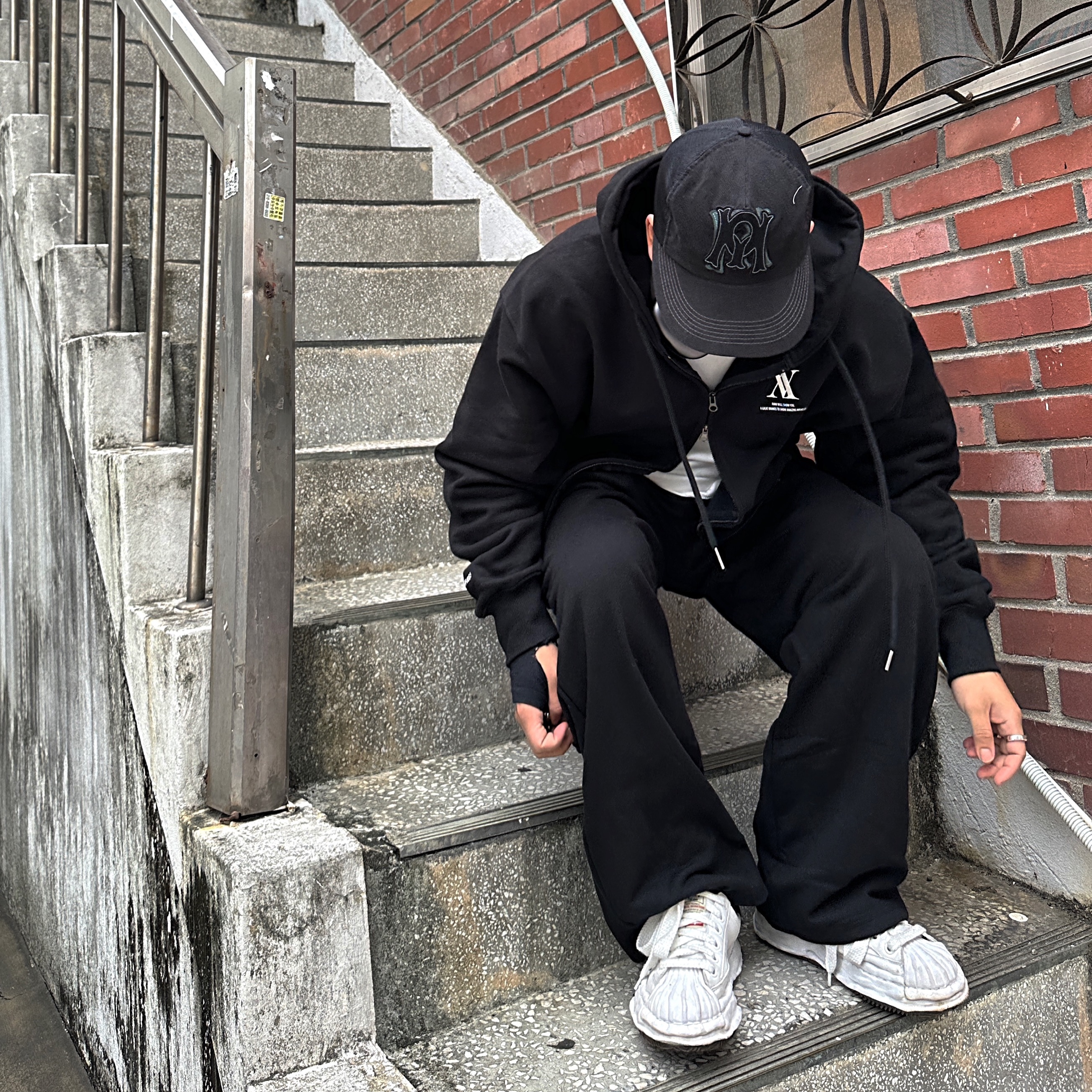 Maison Mihara Yasuhiro Blakey OG Sole Leather Low-top Sneakers White 착용 스타일 - 3