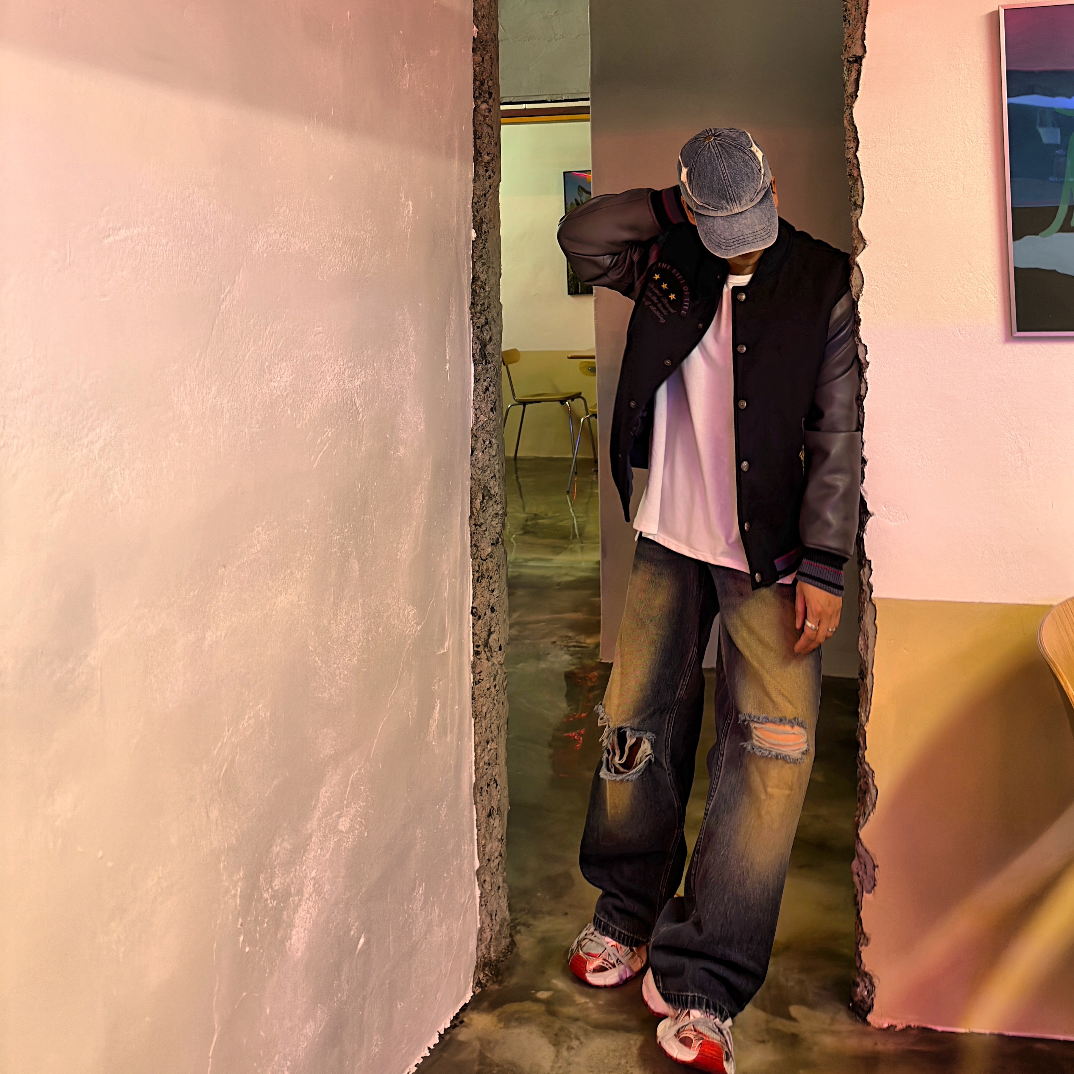Balenciaga 3XL Sneakers White Red, Thug Club x MCM Tribal Leather Cap Denim 착용 스타일 - 2