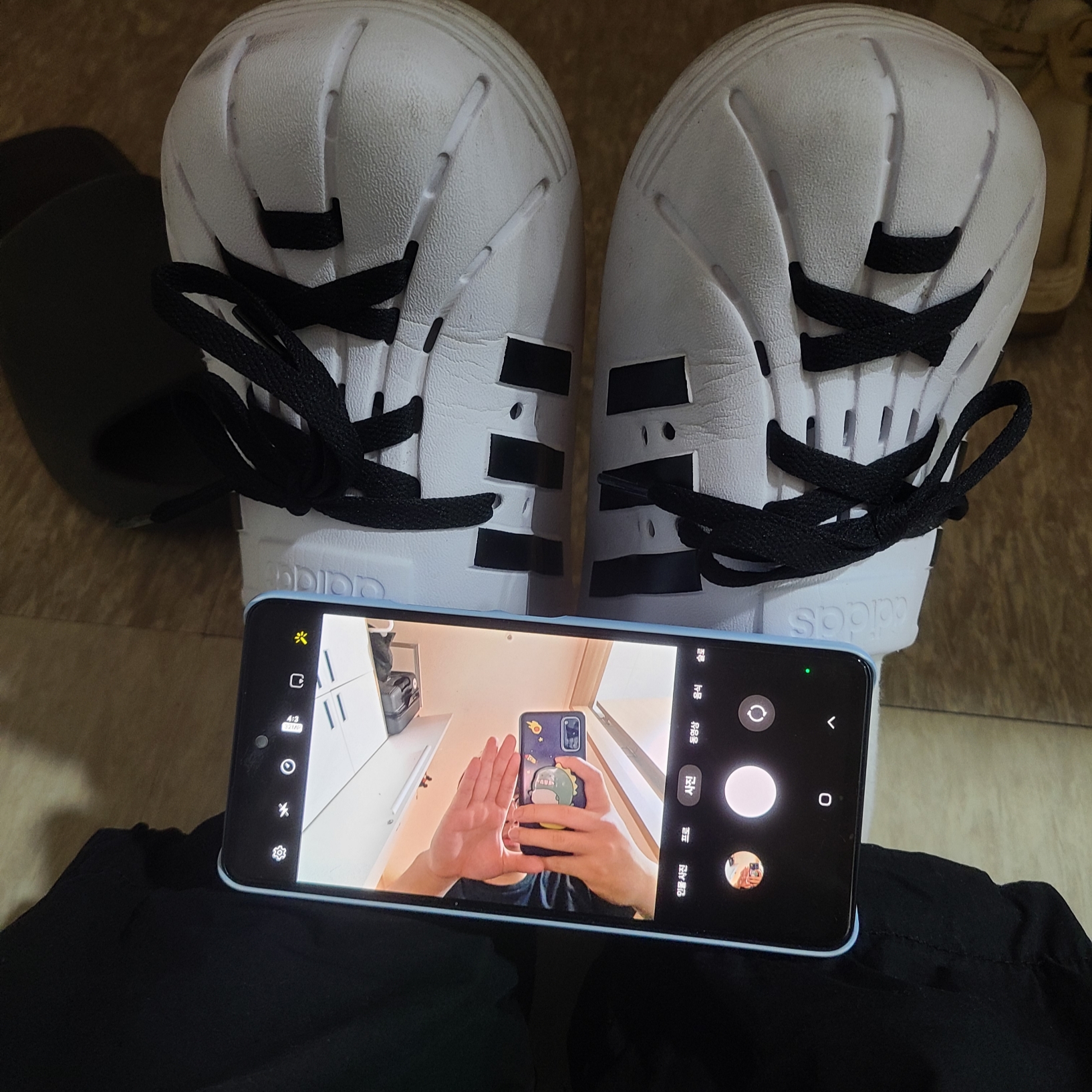 Adidas Adilette Clog White Black 착용 스타일 - 1