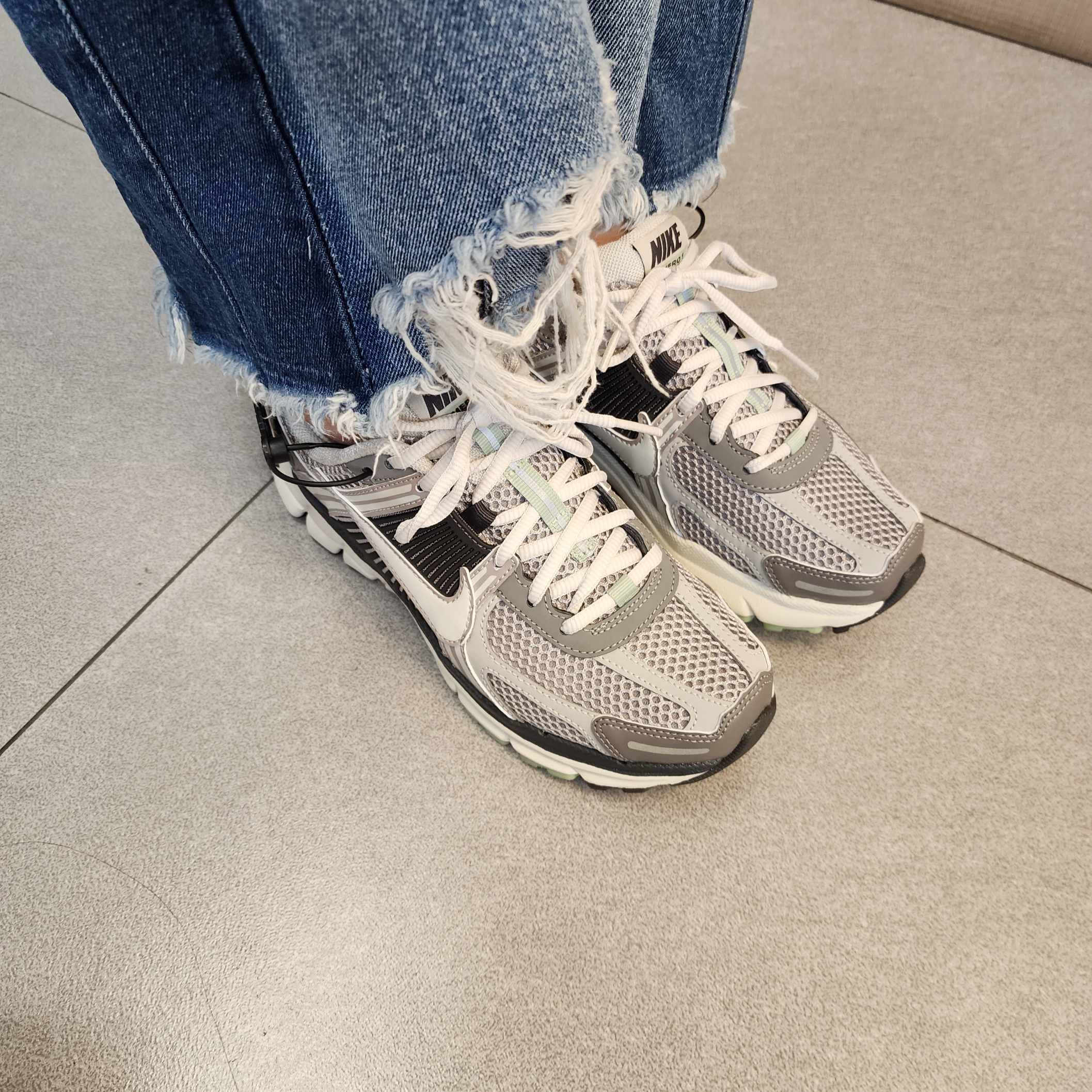 (W) Nike Zoom Vomero 5 Cobblestone and Flat Pewter 착용 스타일