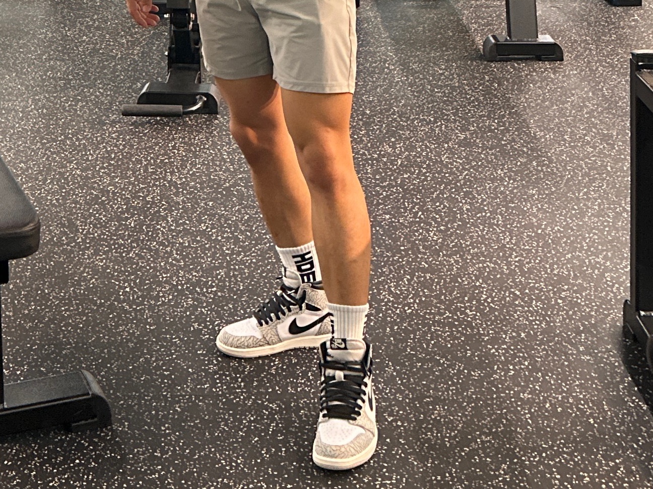 Jordan 1 Retro High OG White Cement 착용 스타일 - 2