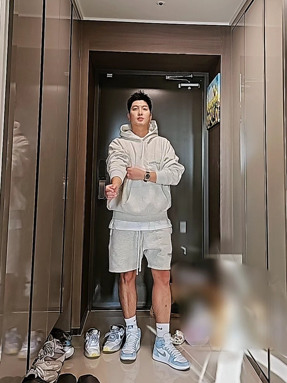 Essentials The Core Collection Sweatshorts Oatmeal, Essentials The Core Collection Pullover Hoodie Oatmeal 착용 스타일 - 2