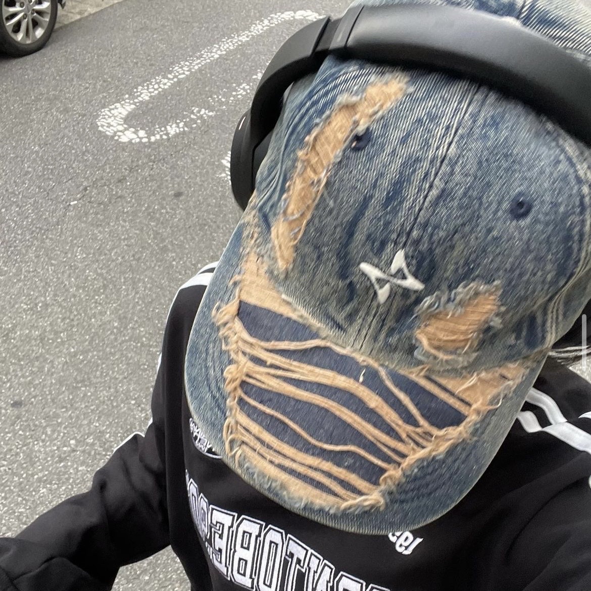 BLR Grunge Denim Cap Charcoal 착용 스타일