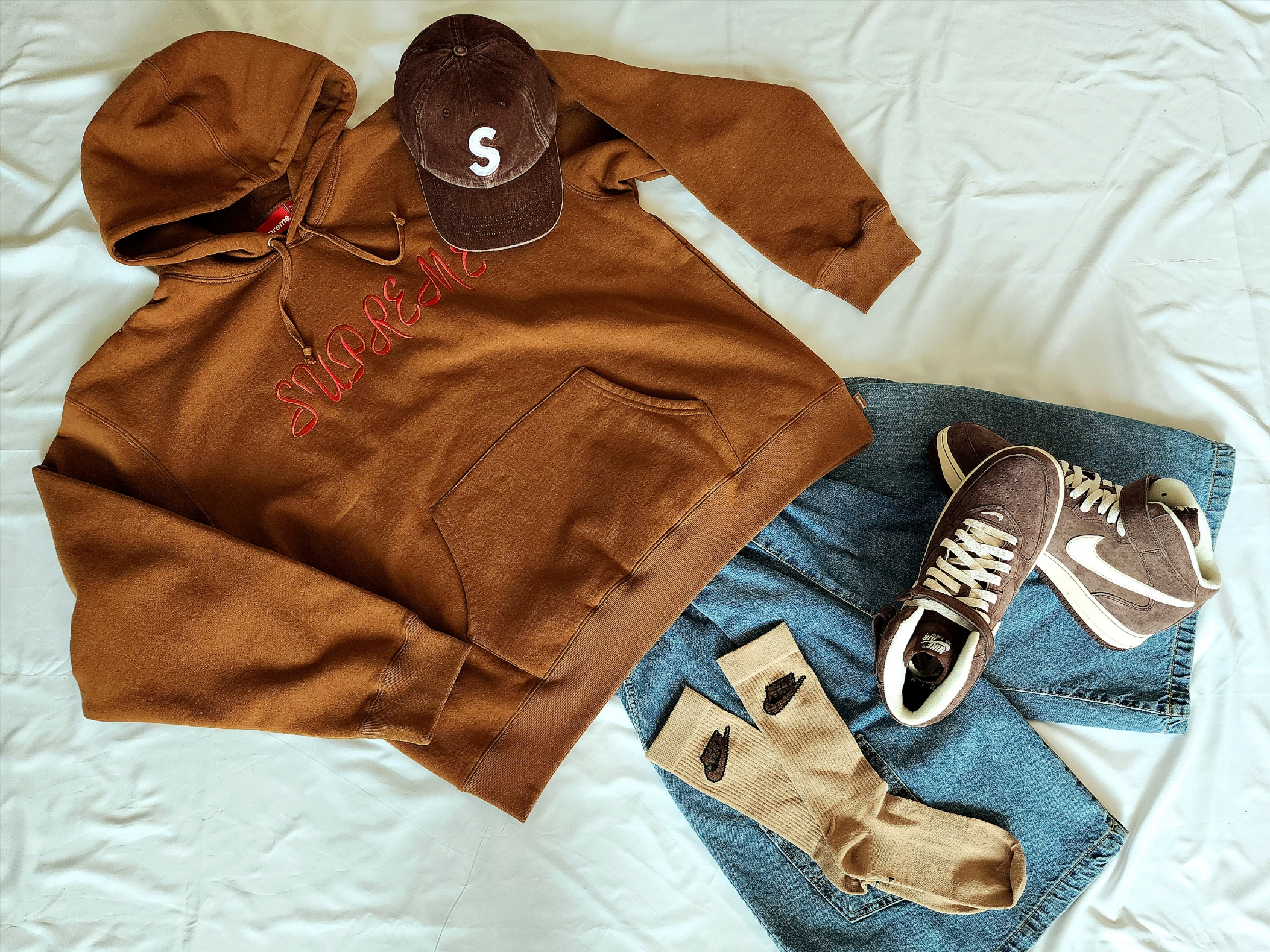 Supreme Script Hooded Sweatshirt Light Brown - 23SS, Supreme Pigment Print S Logo 6-Panel Brown - 23FW μ°©μ© μ€νμΌ - 1