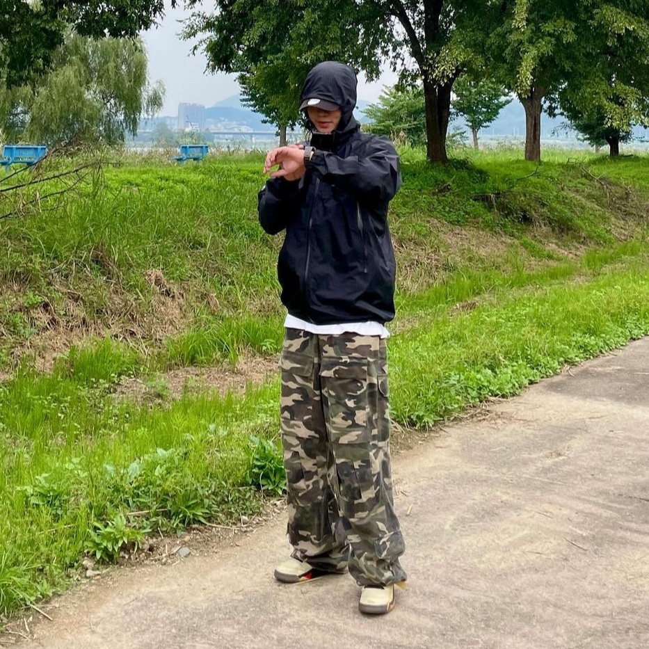 Jordan 5 x Off-White Retro SP Sail Fire Red, Montbell Rain Dancer Jacket Black 착용 스타일