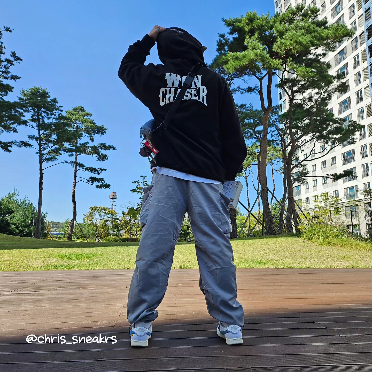 Jordan 1 x Union KO Low White, Louis Vuitton Discovery PM Bumbag Monogram Shadow Black 착용 스타일 - 2