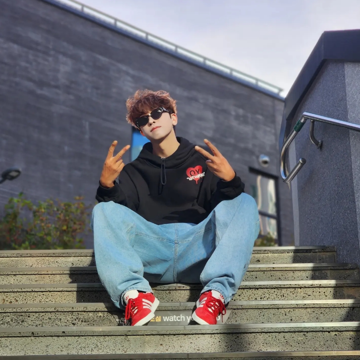 Adidas Gazelle Power Red 착용 스타일 - 3