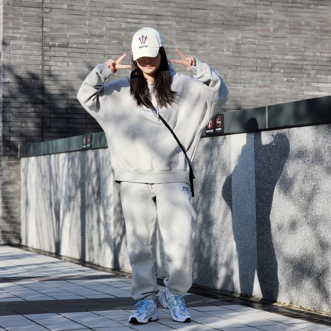 New Balance 530 Sky Blue, Nike NSW Futura 365 Crossbody Bag 3L Black 착용 스타일 - 2