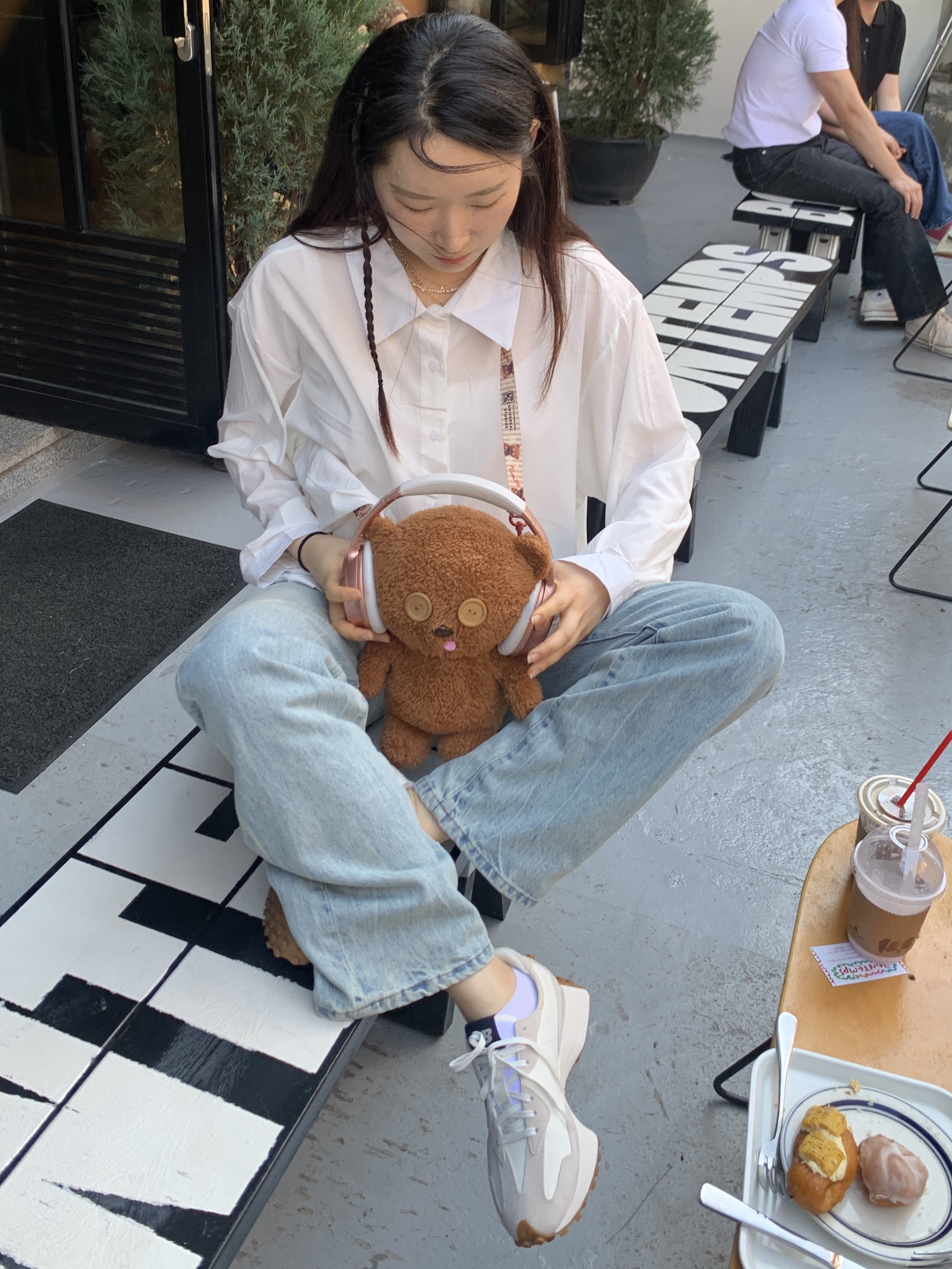 (W) New Balance 327 Beige Gum, BOSE QC45 White Smoke (Korean Ver.) 착용 스타일 - 1