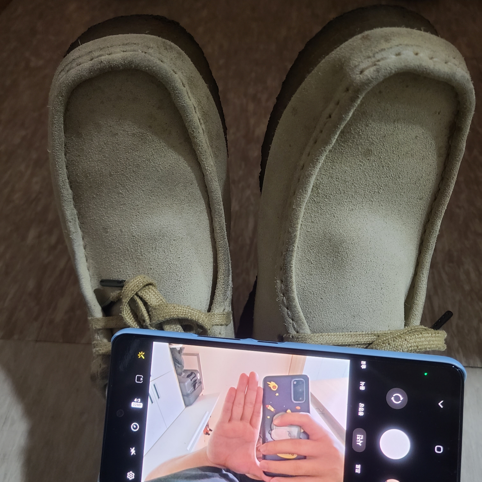 Clarks Wallabee Maple Suede 착용 스타일 - 1
