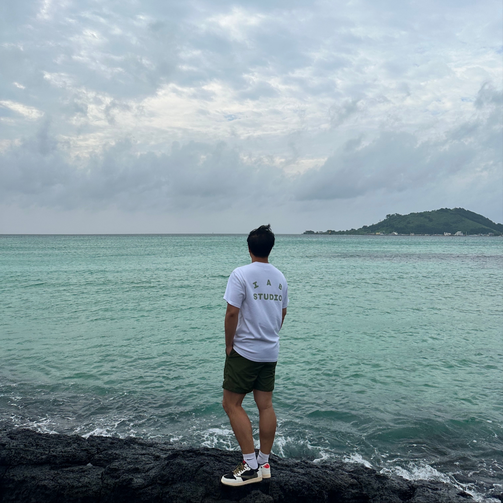 IAB Studio T-Shirt White Light Green, Nike NSW Woven Lined Flow Shorts Rough Green - US/EU 착용 스타일