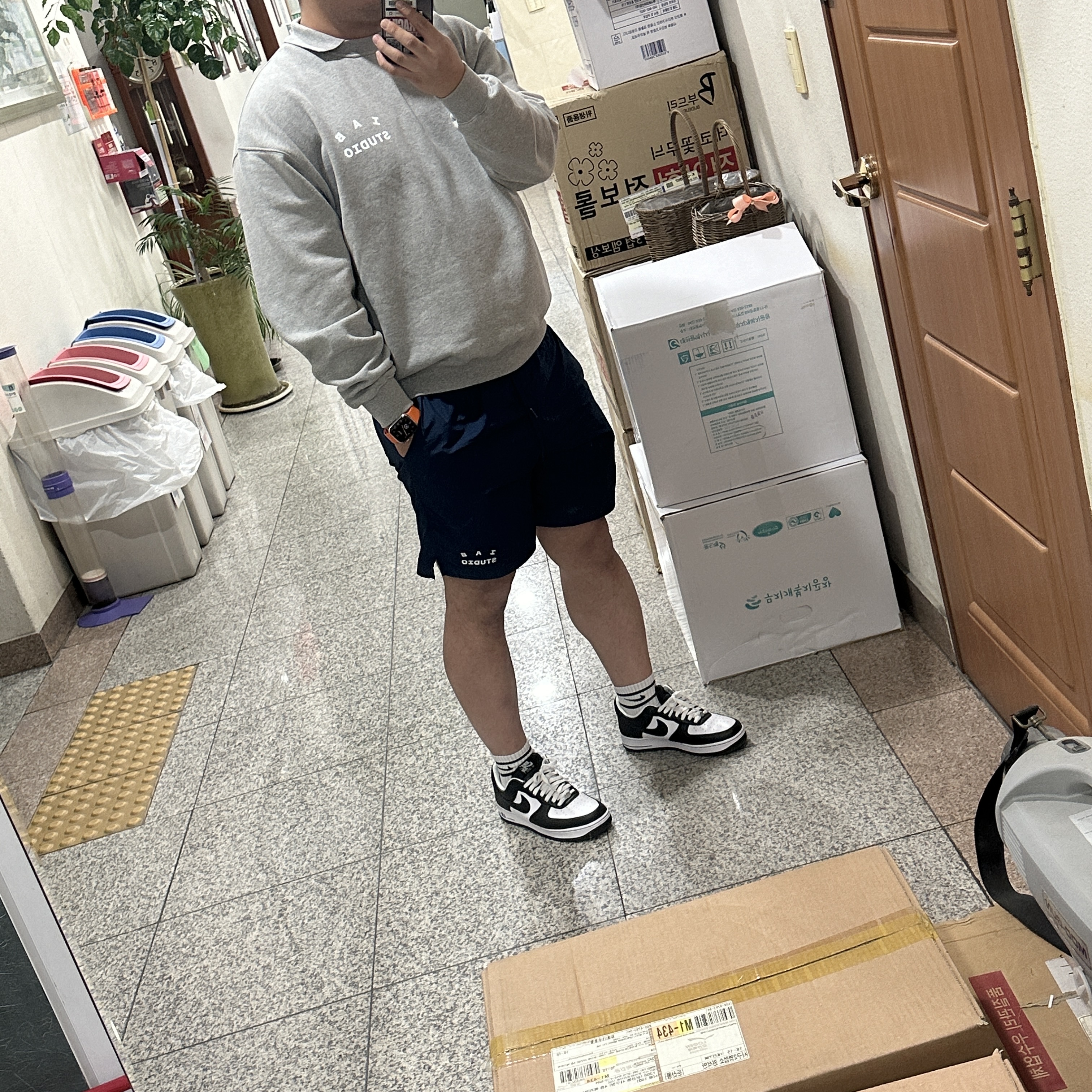 IAB Studio Rugby Sweatshirt Gray - 23FW, IAB Studio Woven Shorts Navy - The Hyundai Seoul Exclusive 착용 스타일 - 2
