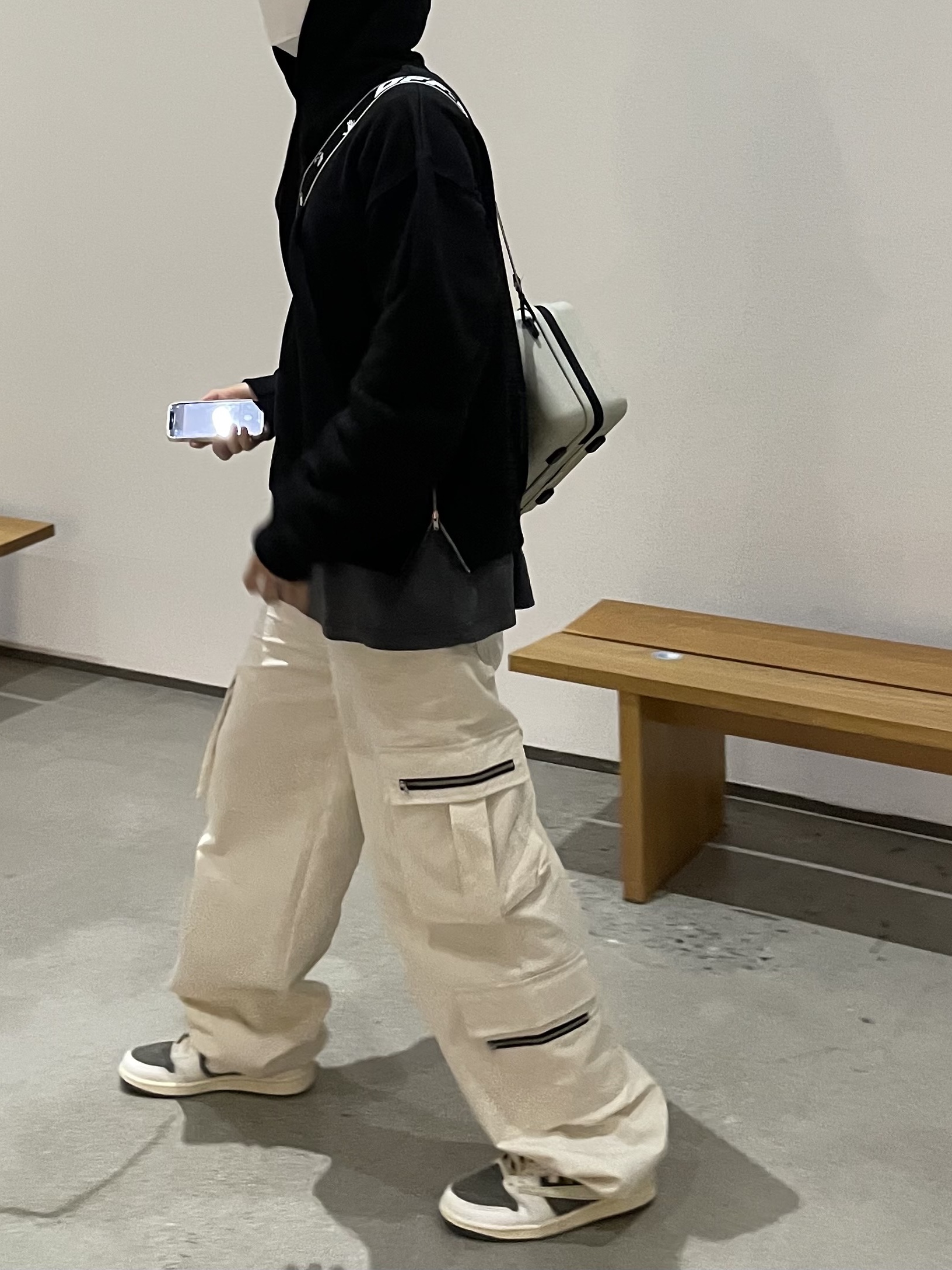 Jordan 1 x Travis Scott Retro Low OG SP Sail and Ridgerock, Off-White x Amore Pacific Protection Box (Without Cosmetics) 착용 스타일 - 2