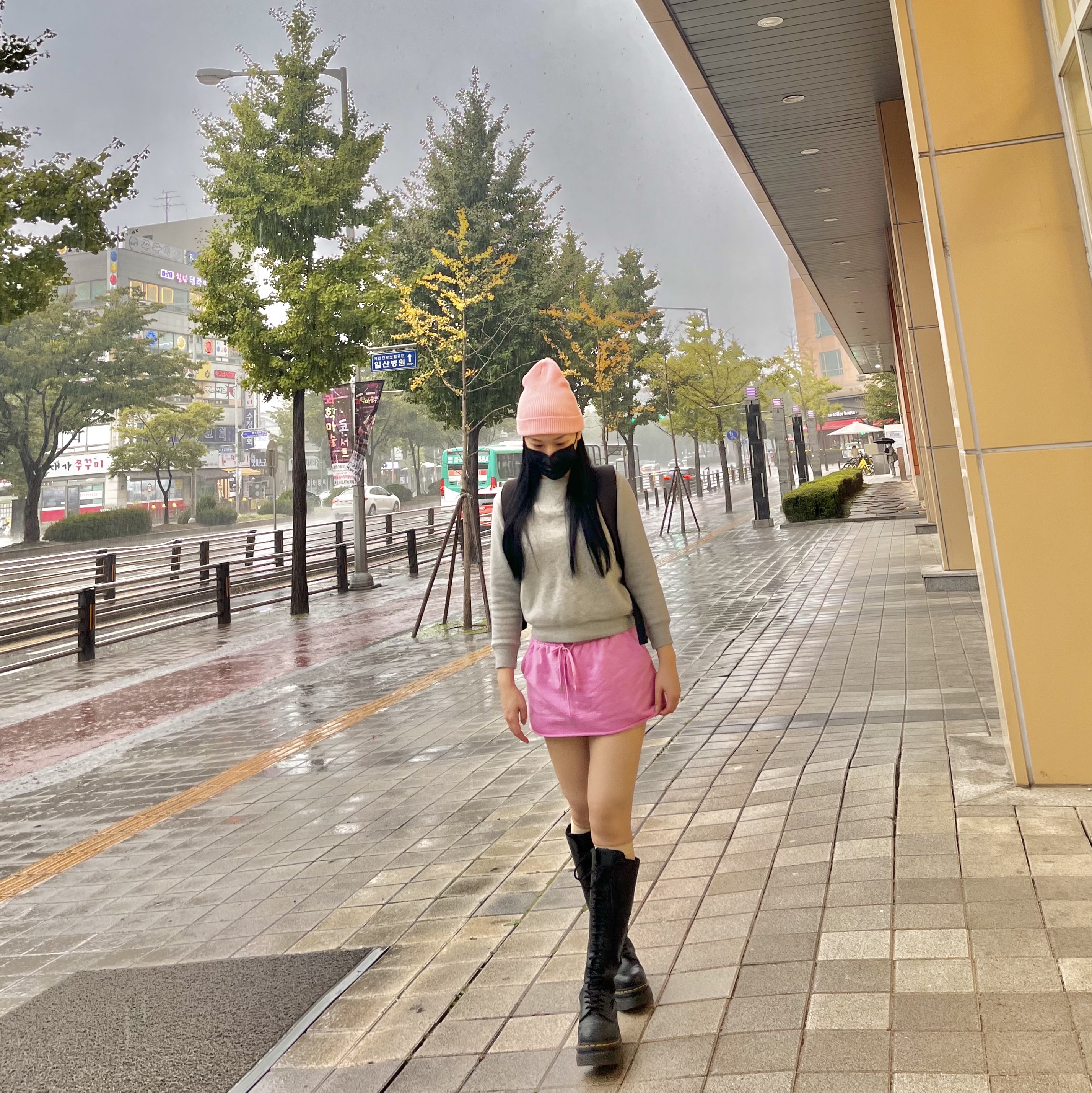 (W) Balenciaga Cap Black White, (W) Dr. Martens Audrick 20 Eye Leather Knee High Platform Boots Black 착용 스타일 - 5