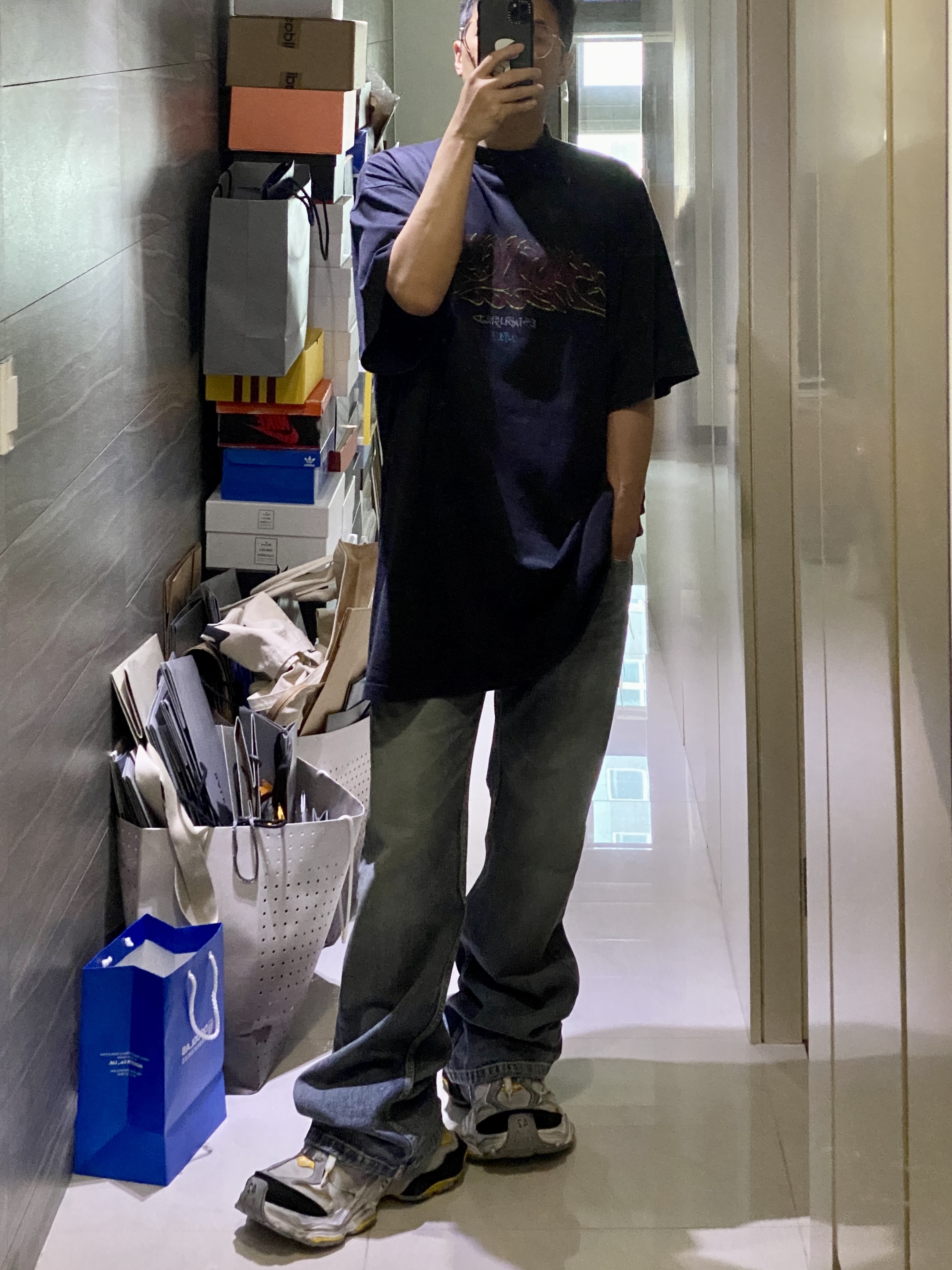 Balenciaga Cargo Sneakers Grey Black Yellow, Balenciaga Offshore Long Sleeve Oversized T-Shirt Black Faded 착용 스타일 - 2
