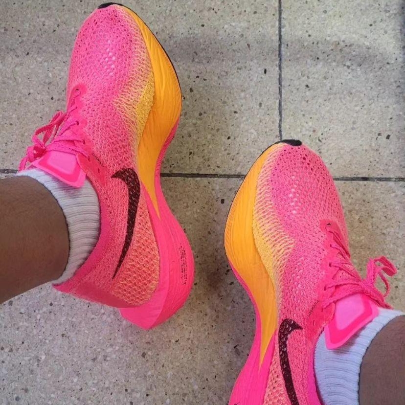 Nike ZoomX Vaporfly Next% 3 Hyper Pink 착용 스타일