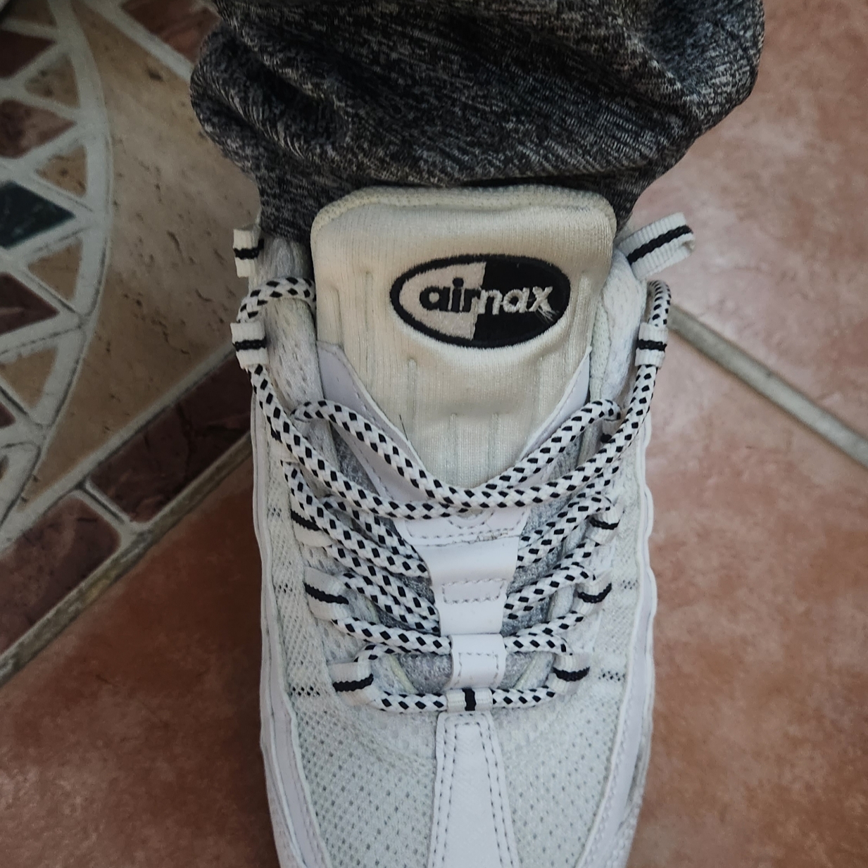 Nike Air Max 95 Essential Triple White 착용 스타일 - 2