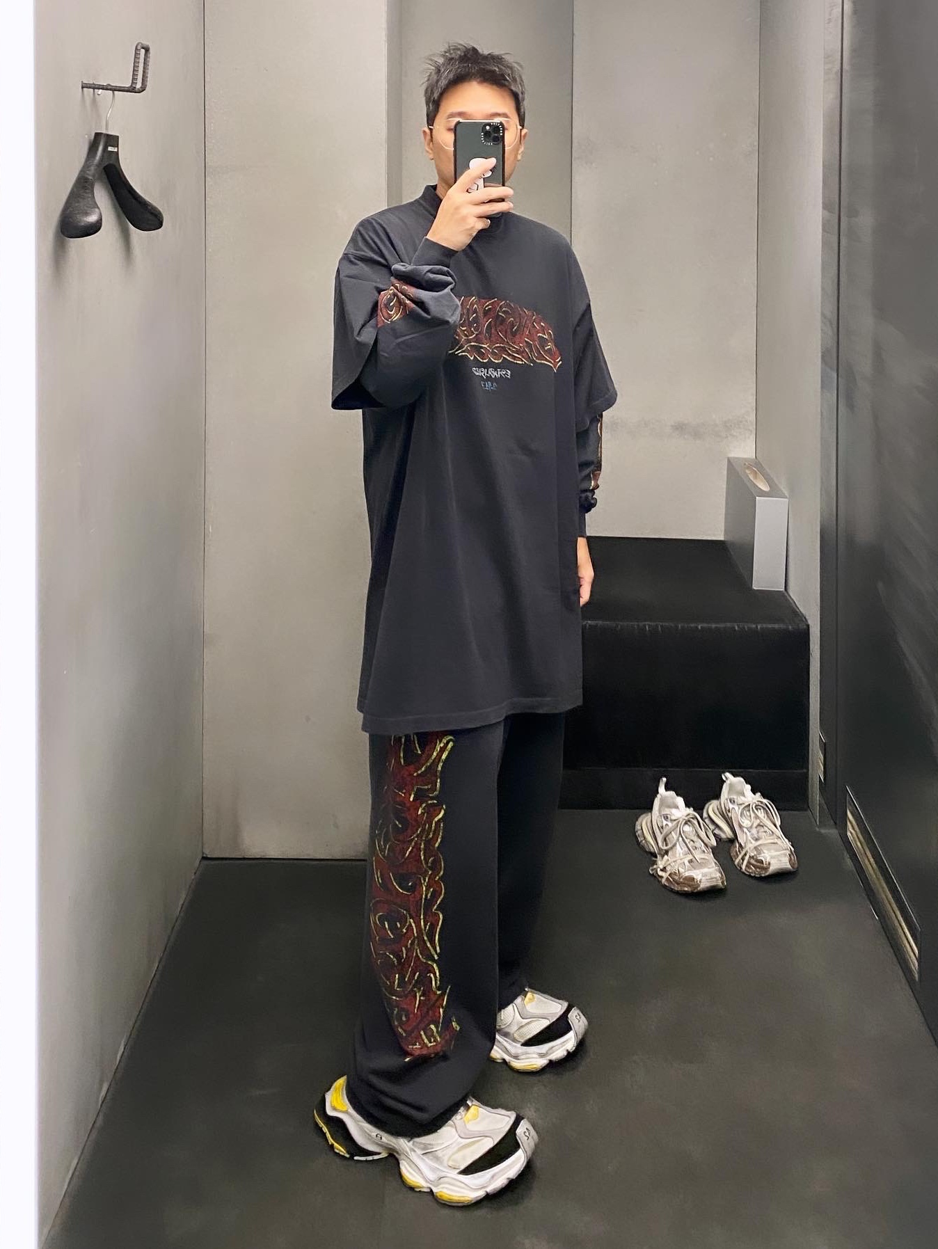 Balenciaga Cargo Sneakers Grey Black Yellow, Balenciaga Offshore Long Sleeve Oversized T-Shirt Black Faded 착용 스타일 - 1