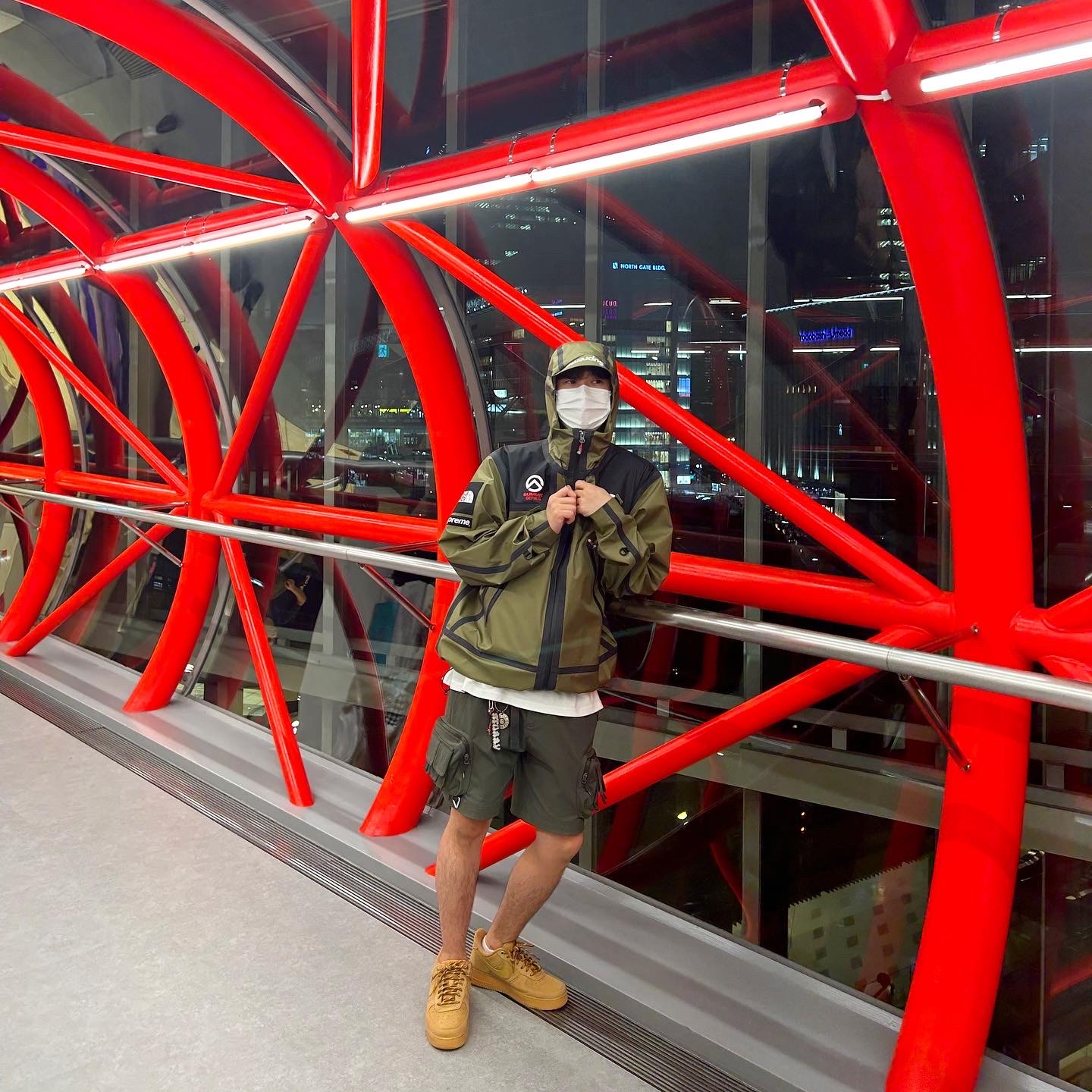 Supreme x The North Face Summit Series Outer Tape Seam Jacket Olive - 21SS, Stussy Melted T-Shirt White 착용 스타일 - 1